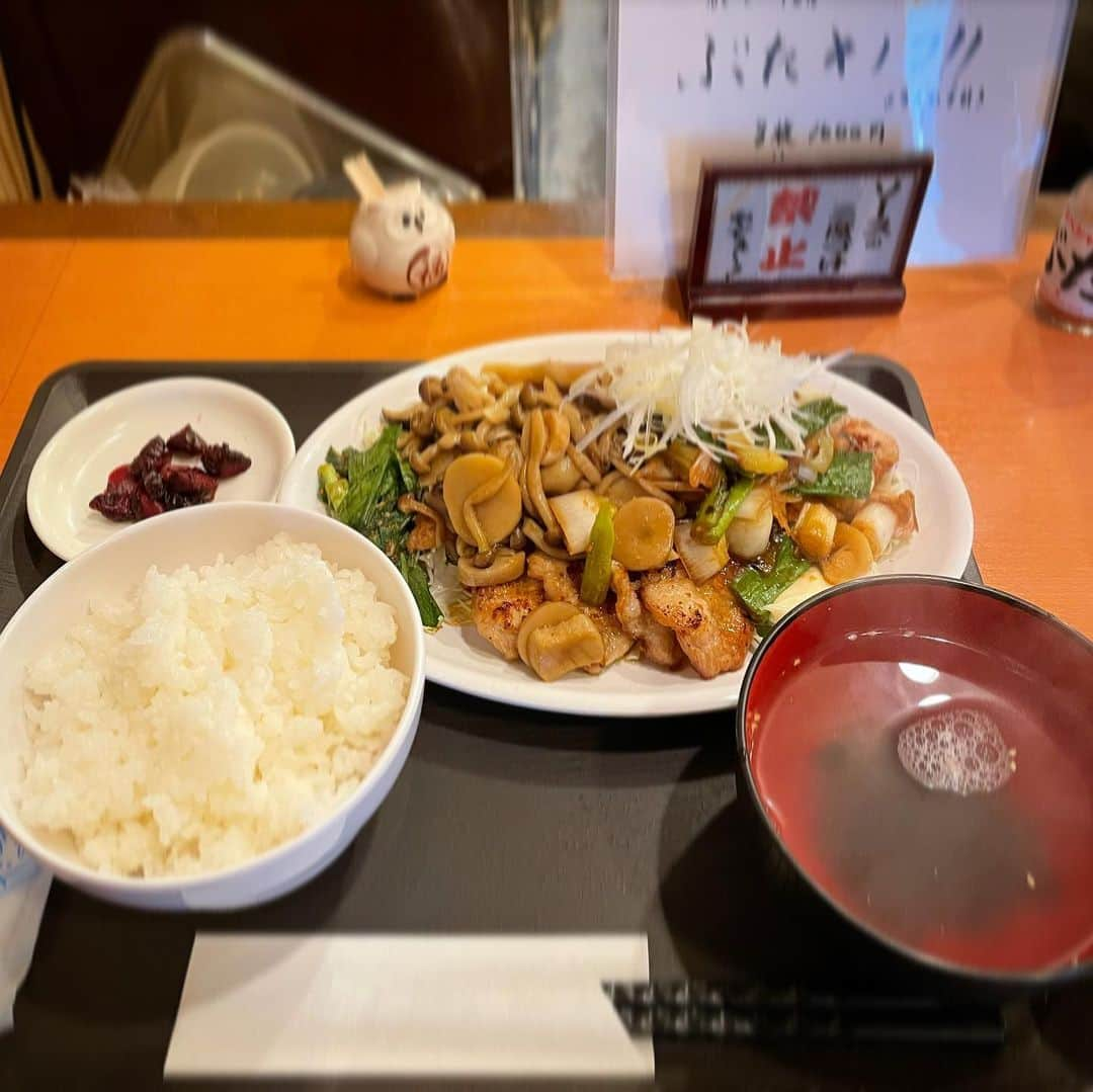 木村ひさしさんのインスタグラム写真 - (木村ひさしInstagram)「最高のおっさんの昼ごはん。 よねやまのぶたやき　ぶたキノコ四枚＋ねぎトッピング 最高の組み合わせだけどお腹いっぱい。年齢を考えて三枚にすべきかも #最高のおっさんの肉  #よねやまのぶたやき  #野方の昼ごはん #2021チャレンジ第二弾」12月25日 13時03分 - kimura.hisashi