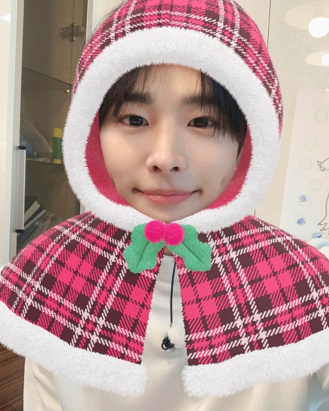 Victonのインスタグラム：「[V_V] #VICTON_Staff_View 📸 병찬이의 깜짝 크리스마스 Behind💛💙  [병찬이와 함께 메리 크리스마스!🎄 행복한 크리스마스 보내세요🎁]  #VICTON #빅톤 #최병찬 #병찬 #BYUNGCHAN」