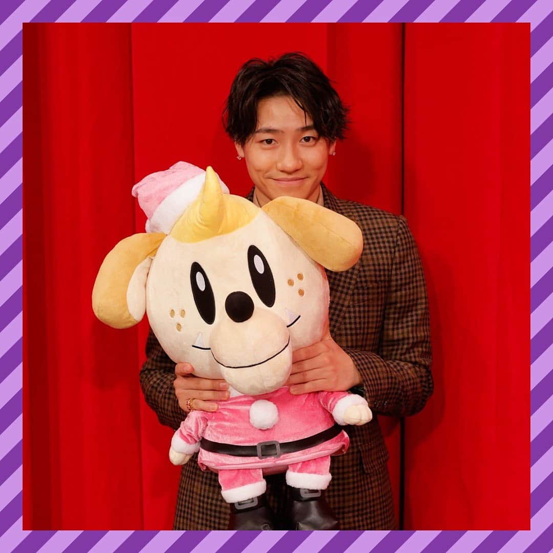 GENERATIONS高校TVのインスタグラム：「いつもGENE高を見てくれてるみんなにクリスマスプレゼント❤️ . GENEが抱っこした超BIGサンタジェネ犬を 7名様にプレゼント！ くわしくは今夜9時からの GENE高をリアタイしてチェックしてね❤️ . ---------------------------------- #gene高 #ジェネ高 #generations高校tv #gene #generations #ジェネ #ジェネレーションズ #generationsfromexiletribe #ldh #白濱亜嵐 #片寄涼太 #数原龍友 #小森隼 #佐野玲於 #関口メンディー #中務裕太」