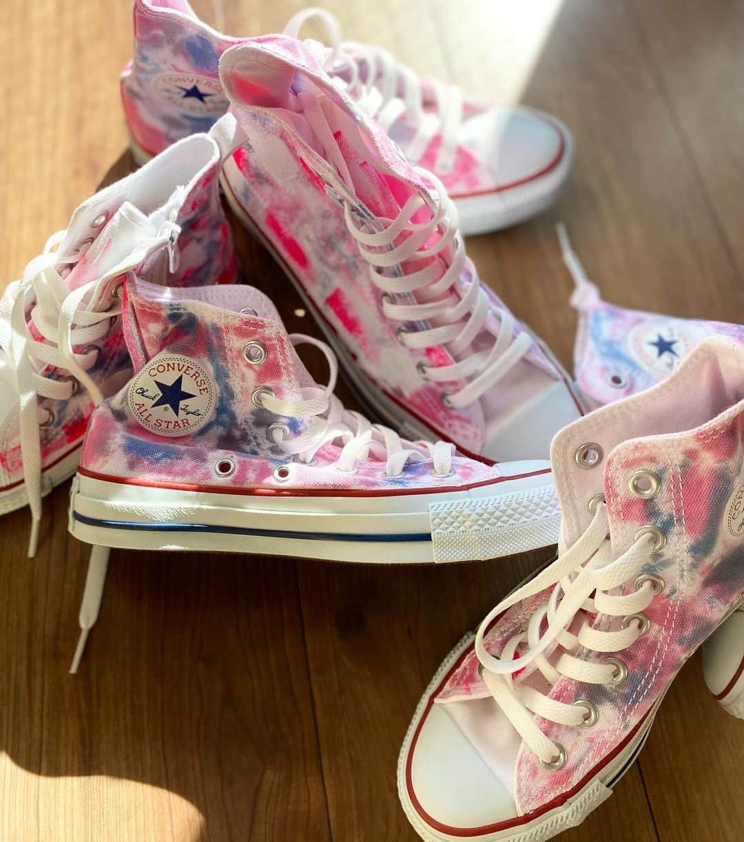 西山茉希さんのインスタグラム写真 - (西山茉希Instagram)「西山茉希オリジナルグッズ第3弾。 Remake converse。  受注受付開始しました🌈👟🌈  #BASE #MAKI.NISHIYAMA  〜Remake CONVERSE〜 サイズ展開 子供　15.0cm〜21.0cm （1cm刻み）¥9900 大人　22.0cm〜28.0cm（0.5cm刻み）¥11000  カラー展開 PINK BLUE  染めとペイントを施したRemake CONVERSE！ CONVERSE ALL STARに西山のこだわりを詰め込んだ一足となっております。  職人が一つ一つ加工を施している為、全てが一点物となります！  こちらは予約商品となります。 オーダー期間:2021/12/25〜2022/1/9 配送予定日:2月中旬  ※ストーリーズに貼り付けたリンクから、ショップサイトへ飛べます。  覗いてみてください❤️💙❤️  #happymerrychristmas  #🎄」12月25日 13時33分 - maki.nshiyama50