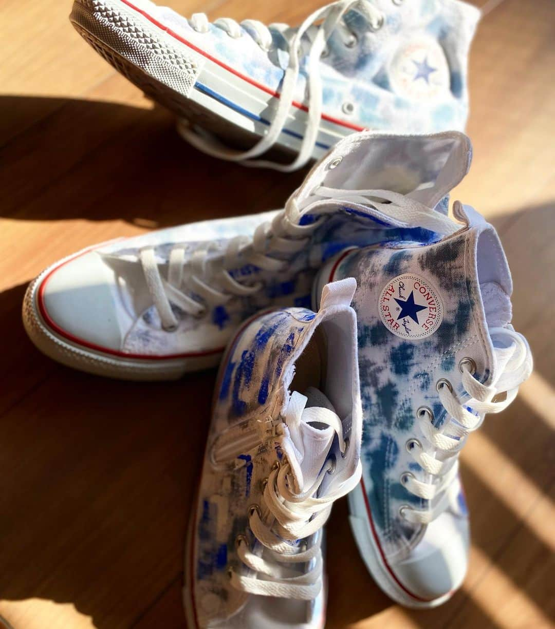 西山茉希さんのインスタグラム写真 - (西山茉希Instagram)「西山茉希オリジナルグッズ第3弾。 Remake converse。  受注受付開始しました🌈👟🌈  #BASE #MAKI.NISHIYAMA  〜Remake CONVERSE〜 サイズ展開 子供　15.0cm〜21.0cm （1cm刻み）¥9900 大人　22.0cm〜28.0cm（0.5cm刻み）¥11000  カラー展開 PINK BLUE  染めとペイントを施したRemake CONVERSE！ CONVERSE ALL STARに西山のこだわりを詰め込んだ一足となっております。  職人が一つ一つ加工を施している為、全てが一点物となります！  こちらは予約商品となります。 オーダー期間:2021/12/25〜2022/1/9 配送予定日:2月中旬  ※ストーリーズに貼り付けたリンクから、ショップサイトへ飛べます。  覗いてみてください❤️💙❤️  #happymerrychristmas  #🎄」12月25日 13時33分 - maki.nshiyama50