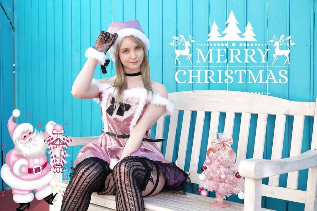 ジェマ・ルイーズのインスタグラム：「メリークリスマス！！💗❄️Merry Christmas everyone, I hope you are spending a lovely day☃️ #メリクリ #メリークリスマス #サンタコス #コスプレ #クリスマス #モデル #グラビア #merrychristmas #christmas #santagirl #cosplay」