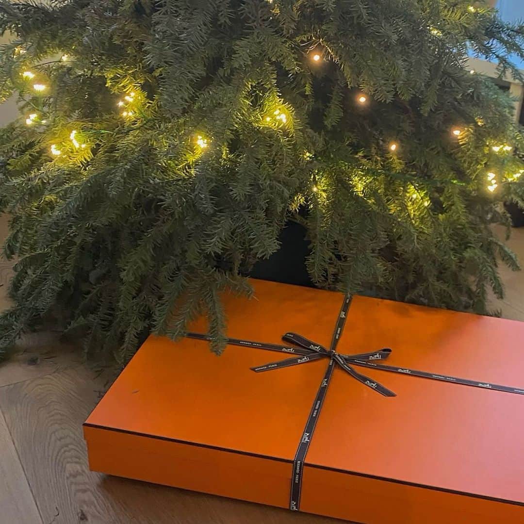 申真衣のインスタグラム：「👨🏽には永く使ってほしいものを🎄🧡」