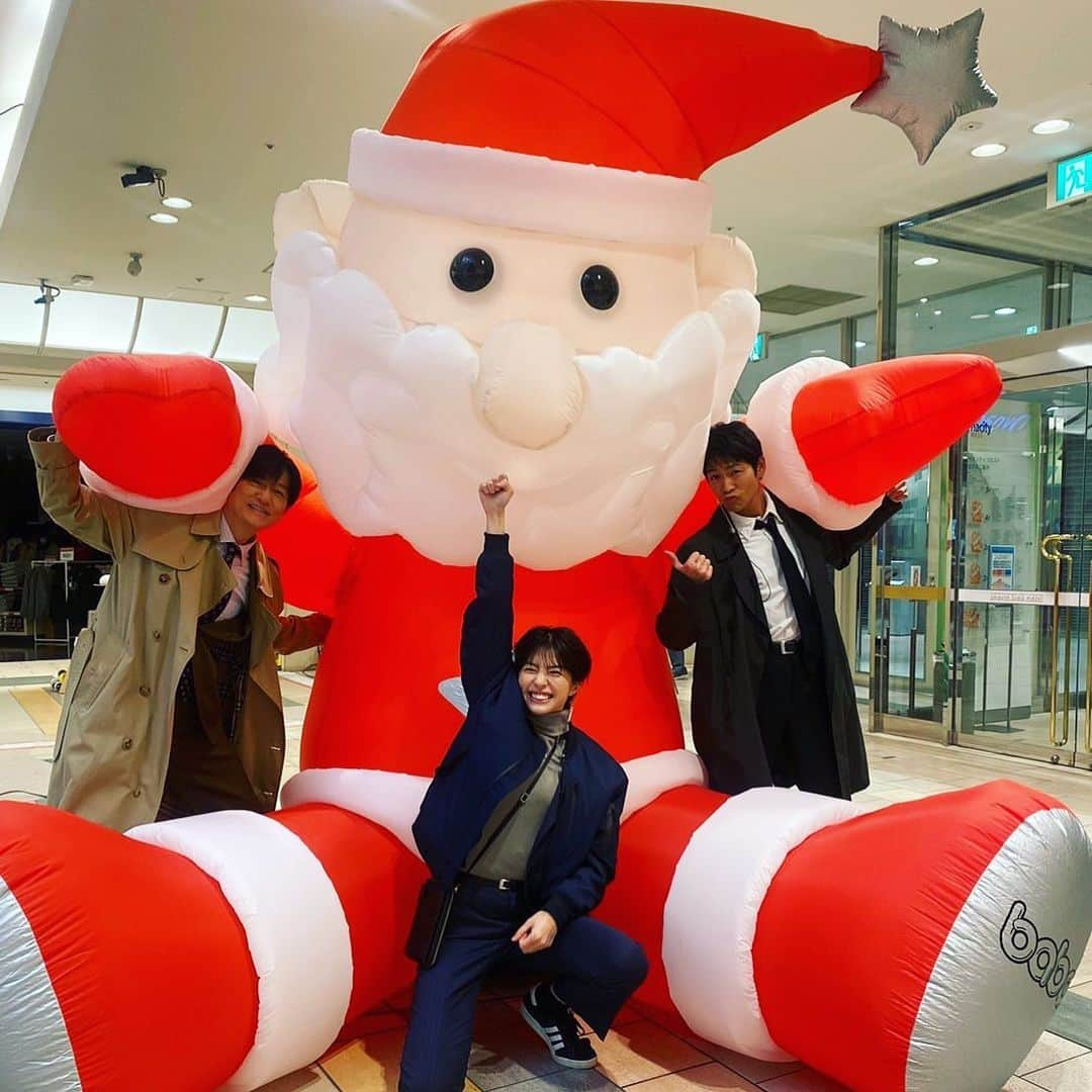 最愛のインスタグラム：「🎅メリークリスマス🎄  ２０２２年まであと7日！ 1月1日のディレクターズカット版配信まで未公開オフショットをお届け致します🕊  渋谷ウィングプラザの現場で、サンタさん見つけてはしゃぐ3人‼️  みなさんも、楽しいクリスマスを…😌❤️  #最愛ドラマ #tbs #松下洸平 #佐久間由衣 #井浦新 #メリークリスマス #2022年1月1日ディレクターズカット版配信 #まだまだ更新しますよ」