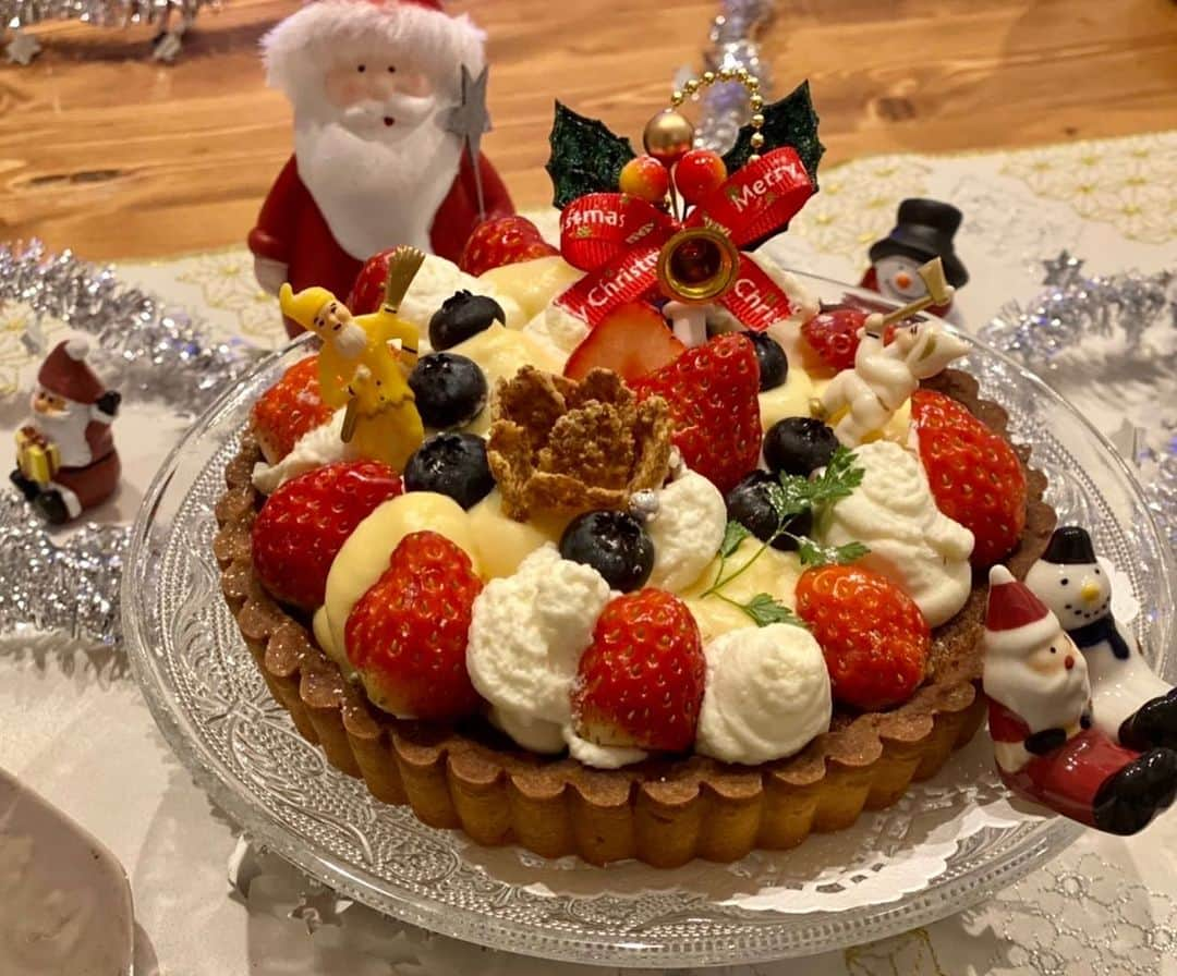 桝田沙也香さんのインスタグラム写真 - (桝田沙也香Instagram)「* Merry Xmas🎅🎁 手作りケーキ🥧🍓 タルト生地がサクッと 中はしっとりできていました😍 カスタードと生クリームもたっぷり😋 飾り付けは安定の楽しさ😙 * #クリスマスケーキ #手作り #お菓子作り #腕が鍛えられるな😂 #メリークリスマス #テレビ朝日アナウンサー #桝田沙也香」12月25日 14時03分 - sayaka0masuda