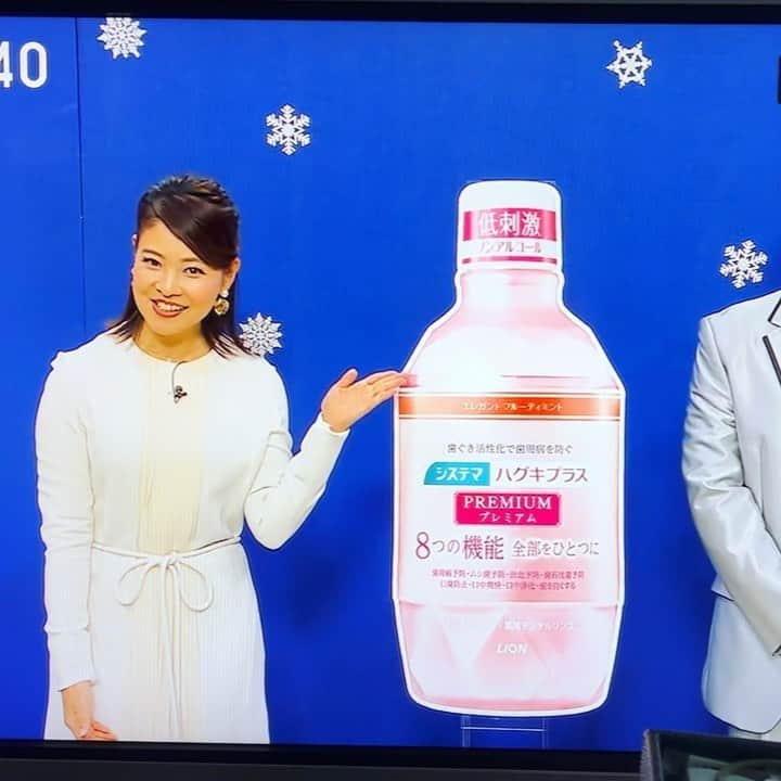 吉田玲奈のインスタグラム：「🎄Merry Xmas✨ TBS『ラヴィット！』LION  CM イヴの放送はちょっとドレスアップして出演しました🎄🌹 ハグキプラス🦷プレミアムデンタルリンスはクリスマスのお出かけ前にも✨😉  画角に収まりきらなくて…藤代くんごめん🙏  #クリスマス #お仕事 #ライオンcm  #システマ #ハグキプラス #プレミアムデンタルリンス #LION #セントフォース #吉田玲奈 #chloe  #動画」