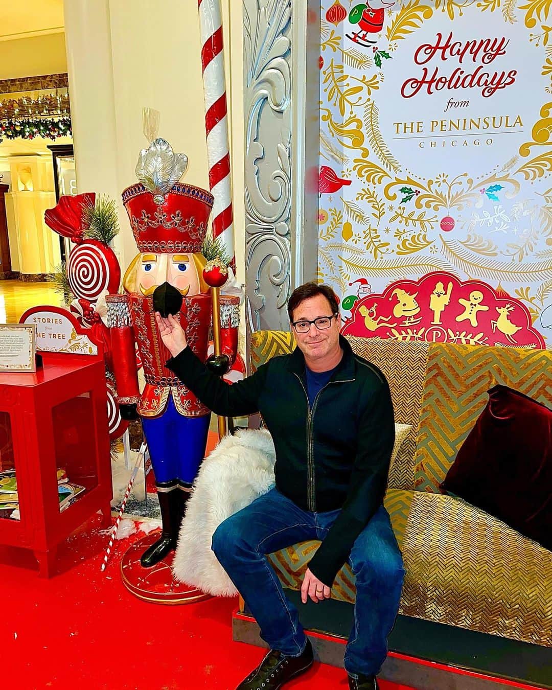 ボブ・サゲットのインスタグラム：「Happy Holidays everyone. Here am I putting my mask on a nutcracker. Nothing says Merry Christmas 2021 like this photo. Thanks @thepeninsulachi for the hospitality. And thanks @eattravelrock for the photo and, oh yeah, for bein’ my wife. And thanks to your wonderful family for all the lovely gifts.  The biggest one being you. Aw. 🎄💖」