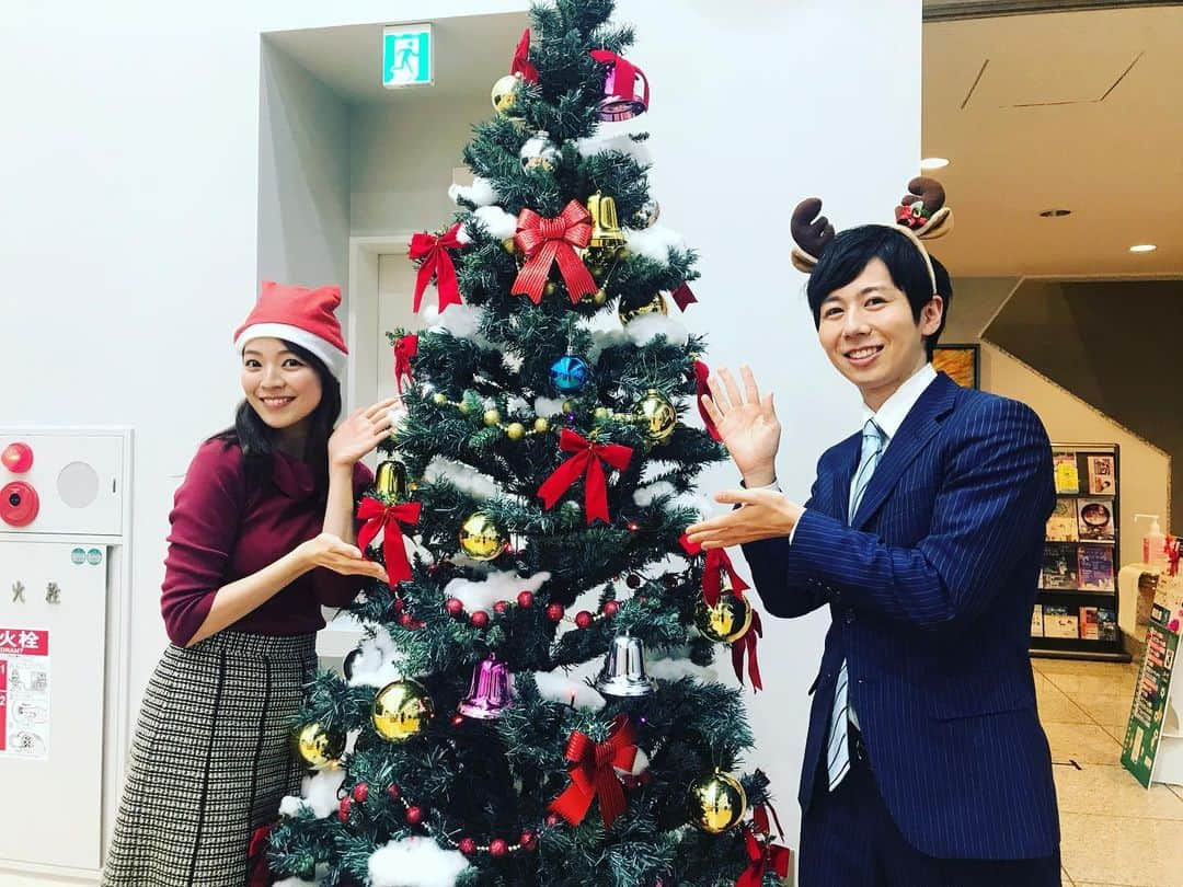 滝澤悠希のインスタグラム：「メリークリスマス🎅🎄🎁  先日、めんこいテレビの正面玄関付近に飾ってある クリスマスツリーの前で、 #三宅絹紗 アナウンサーと写真を撮りました✨ ２枚目は、「ちょっとくだけた感じで」という 要望を受け撮った写真なのですが…、 謎のポーズに😂 今年、クリスマス気分に浸れた数少ない瞬間でした😅  そして！クリスマスのきょうと、あすは、 #バスケットボール #b2リーグ #青森ワッツ の ホームゲームの実況を担当します！ バスケットLIVE というサイトで見られますので、 （ソフトバンクユーザーなどは無料） バスケ好きな方は、どうぞご覧ください！  …そういえば、朝起きてもサンタさんから クリスマスプレゼントが届いていなかったのですが、 誰か私に黙ってとっていきました？？？（白目） #メリークリスマス #クリスマス  #サンタ #サンタクロース #トナカイ #めんこいテレビ #アナウンサー」