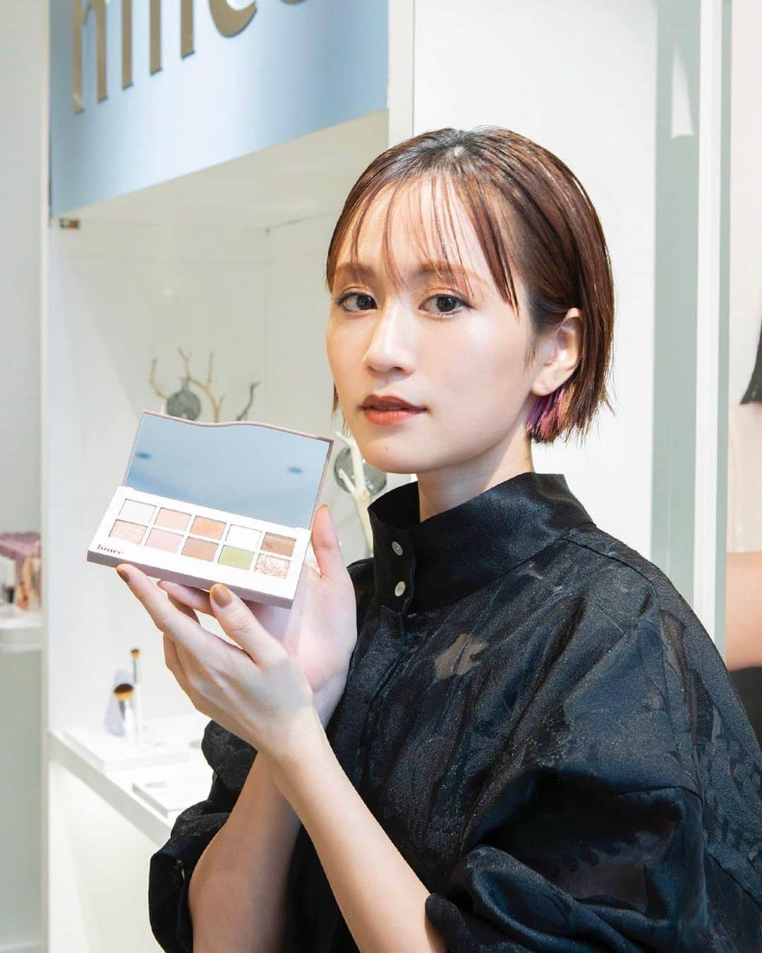 前田敦子さんのインスタグラム写真 - (前田敦子Instagram)「. hinceポップアップストアを訪問しました💄 使用しているアイテムは、 #ムードインハンサーマットリップ  のアドレス #ニューデップスアイシャドウパレット  のライクアシーン  配色が素敵でメイク欲が湧きますね🔥❤️  ヒンスポップアップストア in 伊勢丹新宿店は2021年12月15日(水)～ 2022年1月4日(火)まで  メリークリスマス🎄！！  #ヒンス #hince  #ヒンスポップアップストア」12月25日 14時32分 - atsuko_maeda_official