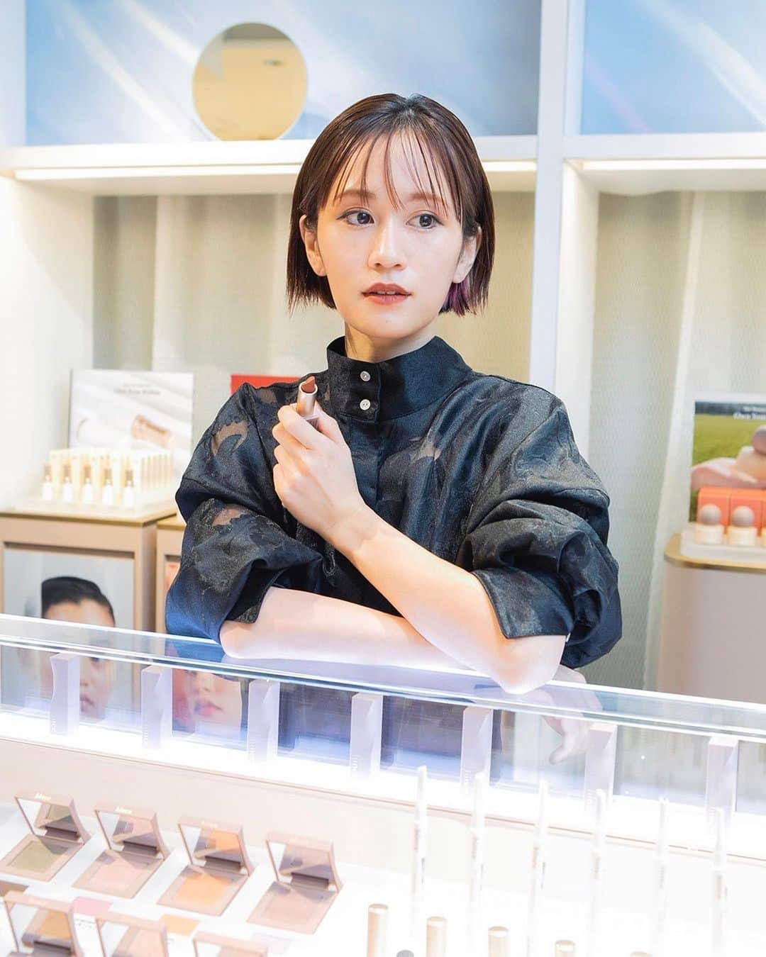 前田敦子さんのインスタグラム写真 - (前田敦子Instagram)「. hinceポップアップストアを訪問しました💄 使用しているアイテムは、 #ムードインハンサーマットリップ  のアドレス #ニューデップスアイシャドウパレット  のライクアシーン  配色が素敵でメイク欲が湧きますね🔥❤️  ヒンスポップアップストア in 伊勢丹新宿店は2021年12月15日(水)～ 2022年1月4日(火)まで  メリークリスマス🎄！！  #ヒンス #hince  #ヒンスポップアップストア」12月25日 14時32分 - atsuko_maeda_official