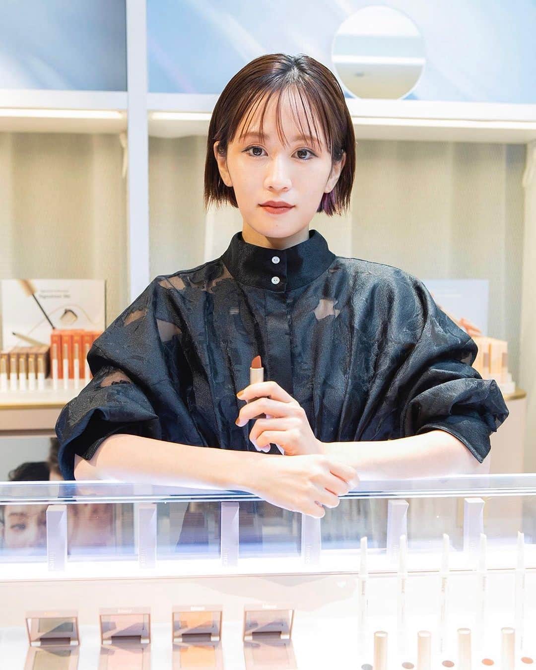 前田敦子のインスタグラム：「. hinceポップアップストアを訪問しました💄 使用しているアイテムは、 #ムードインハンサーマットリップ  のアドレス #ニューデップスアイシャドウパレット  のライクアシーン  配色が素敵でメイク欲が湧きますね🔥❤️  ヒンスポップアップストア in 伊勢丹新宿店は2021年12月15日(水)～ 2022年1月4日(火)まで  メリークリスマス🎄！！  #ヒンス #hince  #ヒンスポップアップストア」