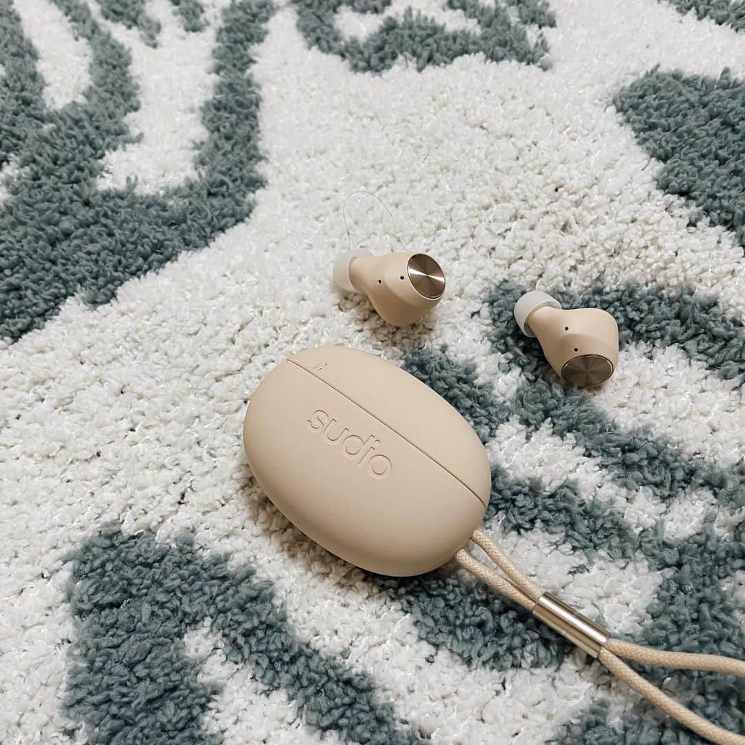 のインスタグラム：「⁡ ⁡ ⁡ ⁡ @sudio  の新商品Sudio T2✨ ⁡ ⁡ 見た目も可愛いし充電も長く保つので 毎日毎日使ってます☻ ⁡ 本当にオススメです〜 ⁡ ⁡ Sudio公式サイトで全商品を15%オフでご購入できます！ クーポンコードは「iharuna」 有効期限は2022年3月10日まで🌸 ⁡ そして、12月27日〜1月9日の期間限定で、公式オンラインストアでオーディオ機器本体が10％オフになるセール開催中！ ※15％オフのクーポンコード併用可能 期間限定でお得な福袋も発売中！ 詳しくは公式オンラインストアをチェック✨ ⁡ Sudioはいつも送料無料・国内から配送・30日間返品無料・Sudio Sphere登録で3年間製品保証 ご自宅から安心してお買い物いただけます◎ ⁡ ⁡ 公式サイト https://www.sudio.com/jp/ ⁡ ⁡ ⁡ #sudio #shapingsound #sudiojp #sudioT2#pr」