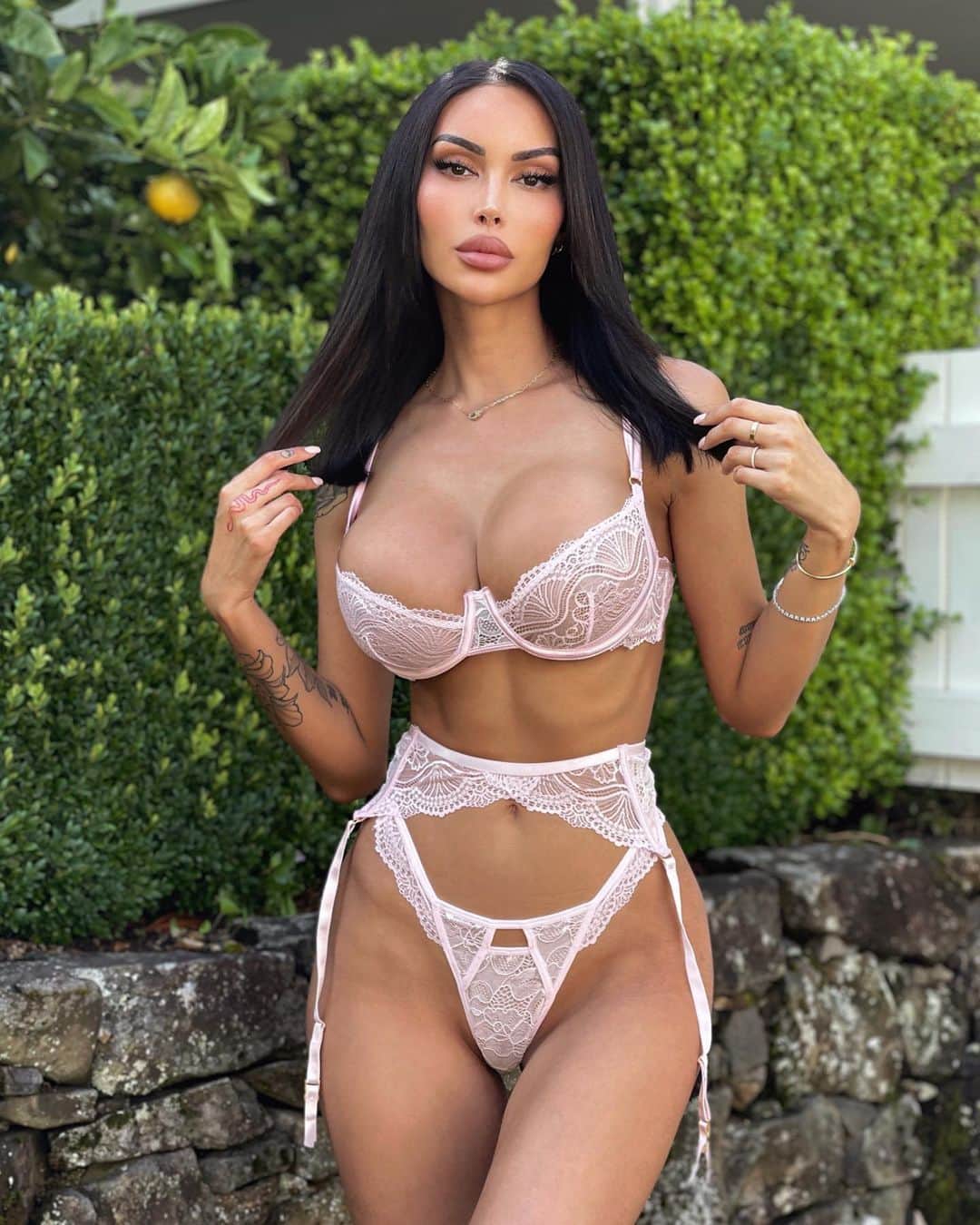 ANNELESE MILTONのインスタグラム：「Meet me under the mistletoe 💋🎅🏽 @fashionnova fashionnovapartner」