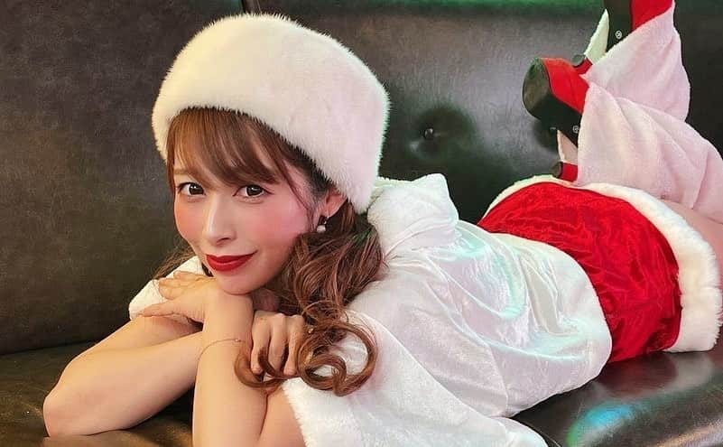 みのりのインスタグラム：「. Merry Xmas🎄💓 今日みのサンタ何枚かupするねっ🎁 皆様にとって素敵な夜になりますように...🌙 . . .」