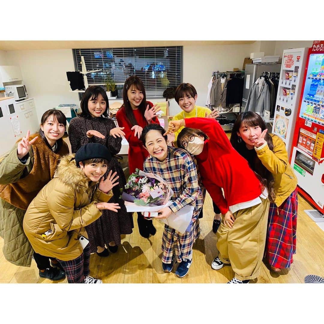 村上めぐみのインスタグラム：「. 改めましてご報告です❗️ 昨日の放送をもちまして 一旦、産休に入らせて頂きます。 . とりあえずは 元気な赤ちゃん👶を産む事に集中して 先輩方の助言を頂きながら〜 ノンストレス（寝だめ）で 過ごしたいと思っております🥺❤️笑 . 18歳から 突っ走ったり 急停止したり アクビしたり　 しながら進んできたタレント人生。 ようやく自分のリズムが分かって来た頃に 妊娠❗️ . 仕事も家庭も子供も。 全部全部ぜーーーんぶなんて 贅沢過ぎる…と思っていましたが 「それって当たり前の事だよ☺️」と 包んでくれ、フォローしてくださる てれビタファミリーには 感謝しかありません。 . そして kktの公式Twitterにも動画が上がってますが 上野さんがおっしゃってるように 沢山の方の応援メッセージ❗️ Twitter、インスタ、電話、ファックス。 こんな幸せな事はありません❗️😭 . 皆様のお陰で 胸を張って産休に入り 力強く復帰出来そうです❗️ 本当にありがとうございます‼︎ . そして 来年1月11日からの 放送は上野さんと永島さんの スペシャルコンビでスタートします😁❤️ どんな雰囲気になるのか 私もワクワク♪ . あと❗️ 昨日の中継で「わらしべプレゼント」頂きました😳♡ テレビタンぬいぐるみ ↓ オカリナ（大谷楽器様） ↓ 真珠andダイヤネックレス （髙栁時計宝飾店様） ↓ お米30キロ（本田米穀店様） でした😳♡ 最後のお米は真珠との交換だったみたいで ダイヤのネックレスも頂き… 幸せ過ぎます…😱♡ ご協力頂いた皆様本当に ありがとうございました。 . . . 長々と申し訳ありません。 以上ご報告でした！！  あと… 上野さんも私も泣いてる風に見える写真❗️ お気に入りです‼︎笑  #てれビタ　 #感謝　 #産休　 #幸」