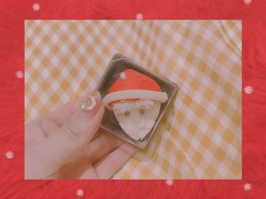 井口裕香さんのインスタグラム写真 - (井口裕香Instagram)「🎅🏻💛💫  𖥍↟⌂�*𝕄𝕖𝕣𝕣𝕪 ℂ𝕙𝕣𝕚𝕤𝕥𝕞𝕒𝕤*⌂�↟  これは先日のおはなし🎁 現場で頂いたお菓子がXmasでした♡ すごくすごくたのしいお仕事でした♡ わたしは一生この日を忘れることはないでしょう。。。！  みんなにもしあわせお裾分け！ クリスマスプレゼントじゃい！ なにのおはなしかは、もう少し先！ よろこんでもらえると嬉しいな☺️ どうぞどうぞおたのしみに〜〜〜〜☝️🌼🌟🎗💛💫🎁✨  #merrychristmas  #素敵な１日を🎄💫」12月25日 15時53分 - ooo31_iguchiyuka_31ooo