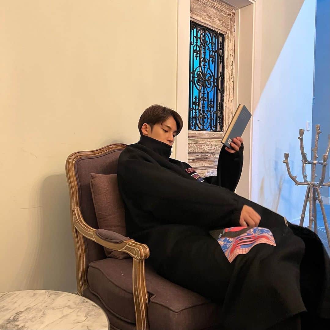 ミンギュのインスタグラム：「크리스마스 여유를 즐기며💌  #ValentinoNarratives  #MaisonValentino #광고」