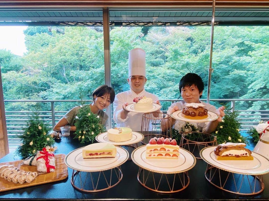 小林涼子さんのインスタグラム写真 - (小林涼子Instagram)「. 気持ちだけクリスマス、ね🎅 🎄 椿山荘 @hotelchinzansotokyo_official の クリスマスケーキ発表会に お邪魔した時の写真🍰 現実のクリスマス（5枚目）は、 通常通り撮影ですが… お友達が大好きな @fattoriabiohokkaido の チーズを贈ってくれたので、 帰ったら食べるのを楽しみに頑張るよー 🎁🧀 皆さま 素敵なクリスマスをお過ごしください🎅🎄 ❤️ #クリスマス #クリスマスプレゼント #クリスマスけーキ #2021クリスマス #理想と現実 #頑張れわたし #メリークリスマス」12月25日 15時55分 - ryoko_kobayashi_ryoko
