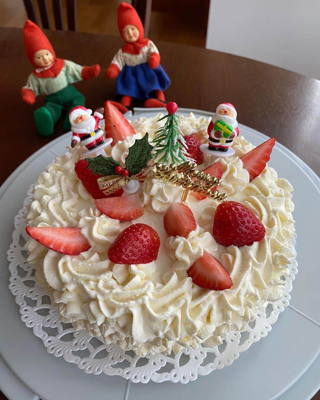Rie's Healthy Bento from Osloのインスタグラム：「Christmas cake 2021, Japanese strawberry shortcake #christmas #christmascake #ケーキ#homebaked #cakes #cakelover #merrychristmas」