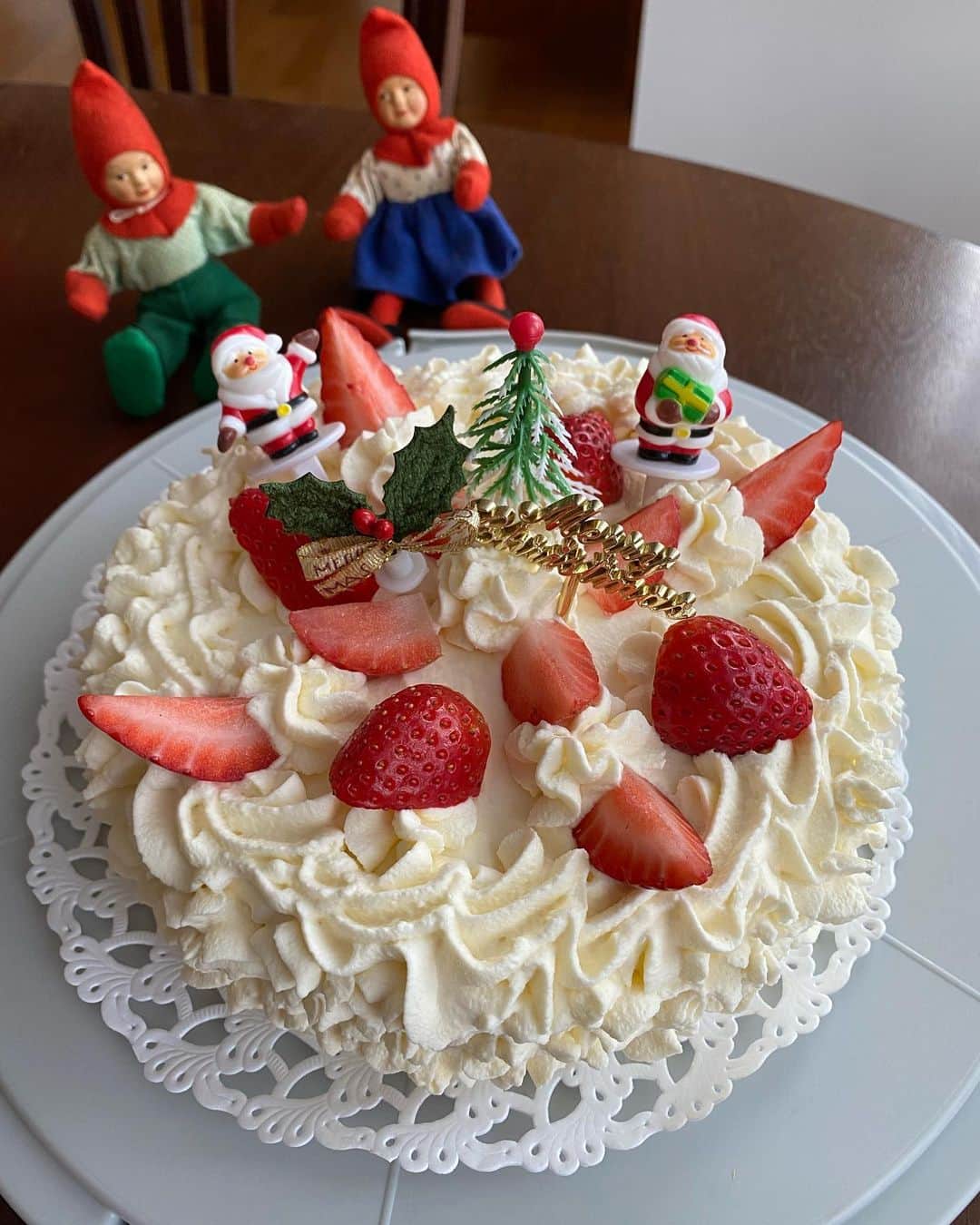 Rie's Healthy Bento from Osloのインスタグラム：「Christmas cake 2021, Japanese strawberry shortcake #christmas #christmascake #ケーキ#homebaked #cakes #cakelover #merrychristmas」