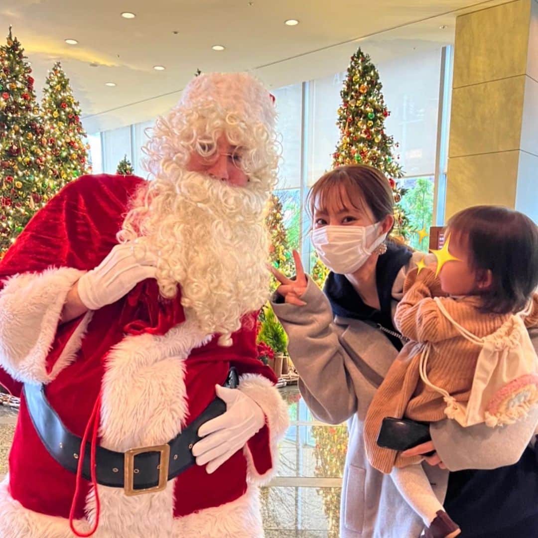 前田ゆうのインスタグラム：「ハッピーメリクリ🎄🎅 ゆったんとまはりん👧と🎅さん ツリーめちゃくちゃ綺麗やった🎄✨」