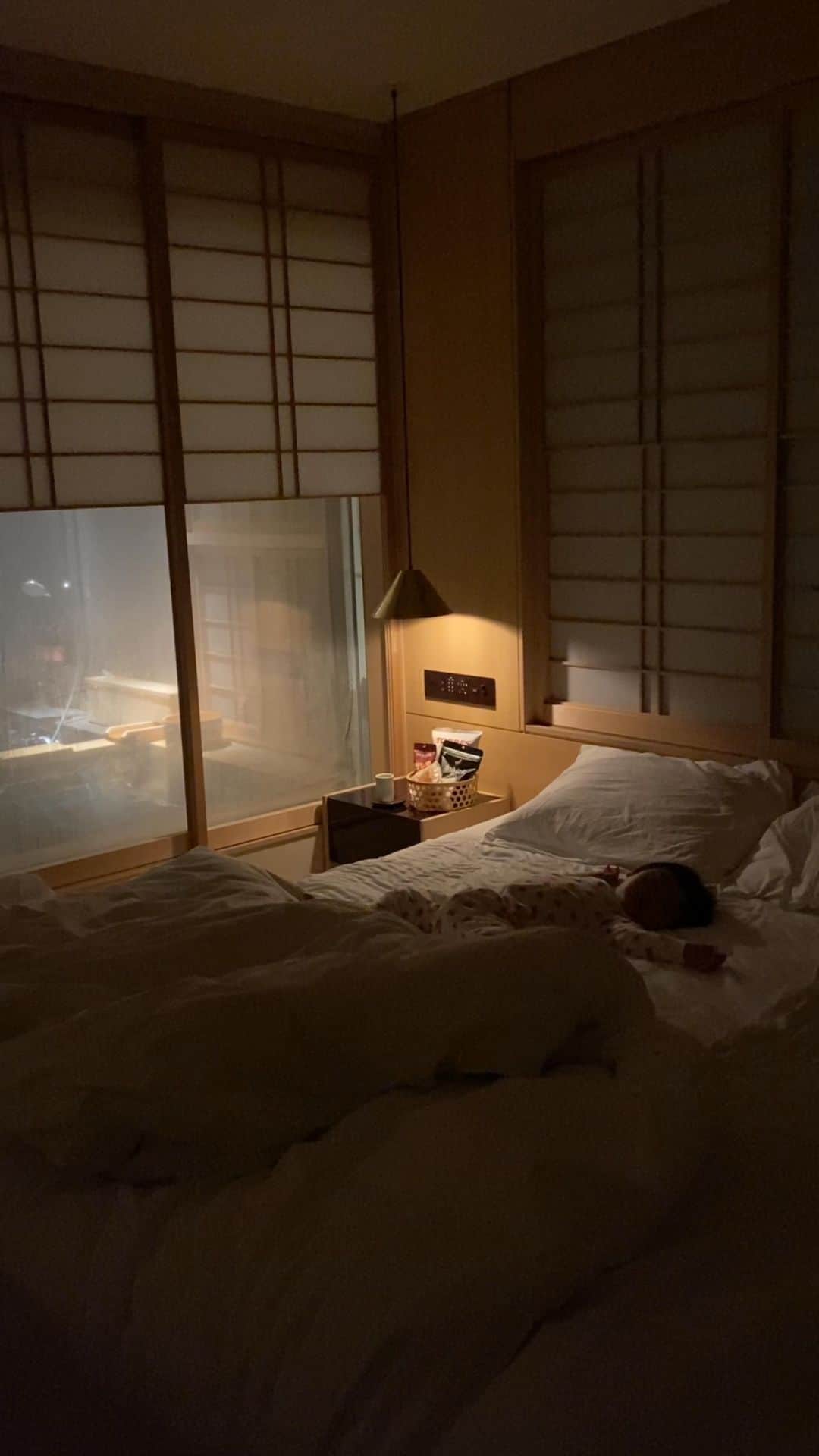 Mai Wakimizuのインスタグラム：「クリスマスの日の夜、息子の元にもサンタさんがやって来た＼(^o^)／ サンタは終始暑かったらしく汗だくでなりきってた。笑 チュウしたりトントンしたり、用意してたお茶とお菓子もしっかり食べてる。笑 やるやん♡息子へのプレゼントはスケボー！親の勝手なプレゼントだけど喜んでくれたら良いな♡クリスマスって本当に夢で溢れた日♡息子のお陰で何百倍も楽しい日になった！メリークリスマス！ #christmas#クリスマス#クリスマスプレゼント#christmaspresent#1歳5ヶ月」