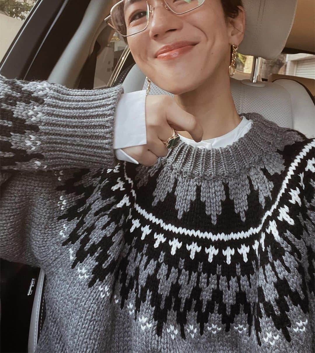 正中雅子のインスタグラム：「🧶⛄️❄️  この時期に着たくて作ったノルディックニット。  メンズライクさが出るように考えてほっこりしないように仕上がってこの冬お気に入りの1着♡  やっぱり服と共にシーズンを楽しみたい☺︎  #MACHATT #masaco服」