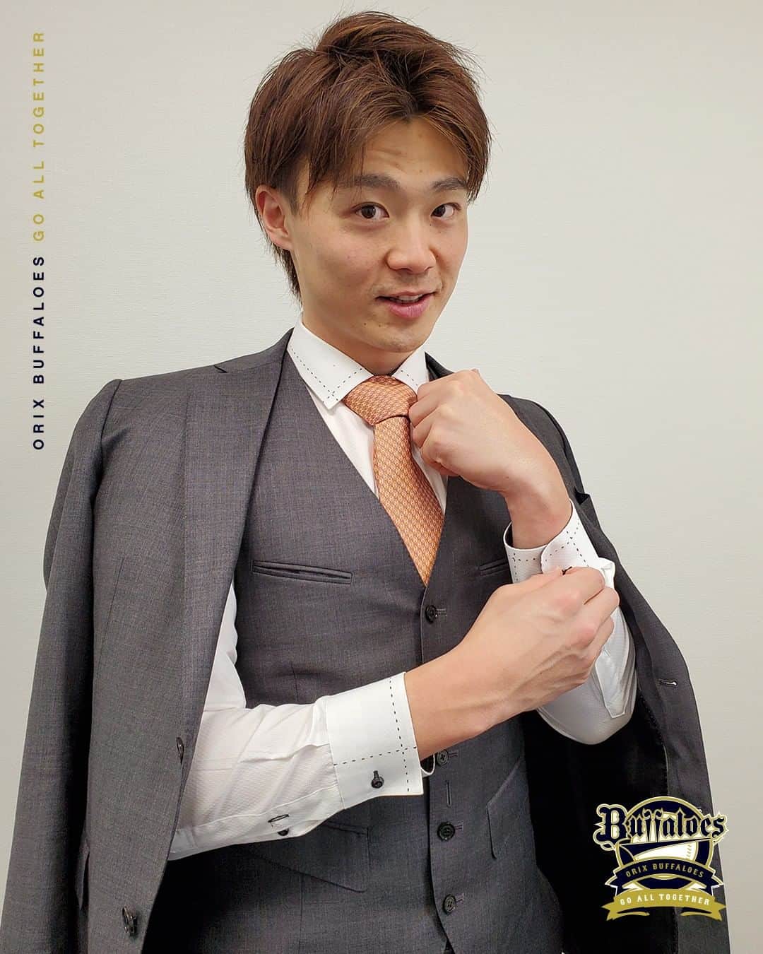 オリックス・バファローズさんのインスタグラム写真 - (オリックス・バファローズInstagram)「#山崎福也 #Bsスーツコレクション #おかわり編 #メリークリスマス #寒いけど #風邪引かないようにね #Bs2021 #buffaloes #baseball #ORIX #プロ野球」12月25日 16時29分 - orix_buffaloes