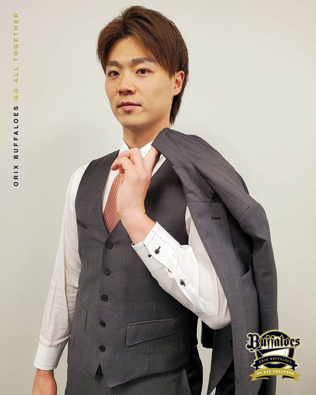オリックス・バファローズさんのインスタグラム写真 - (オリックス・バファローズInstagram)「#山崎福也 #Bsスーツコレクション #おかわり編 #メリークリスマス #寒いけど #風邪引かないようにね #Bs2021 #buffaloes #baseball #ORIX #プロ野球」12月25日 16時29分 - orix_buffaloes