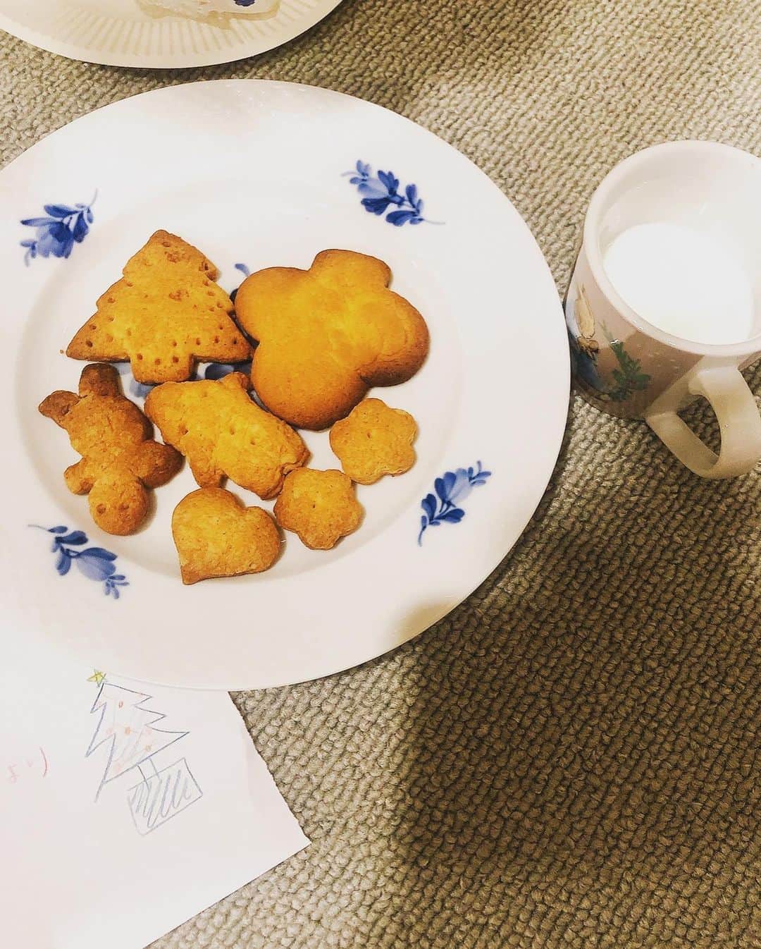 中野美奈子さんのインスタグラム写真 - (中野美奈子Instagram)「メリークリスマス🎄  我が家にもサンタがやってきました！ クッキーとミルクを作って…  翌朝。 カメラが欲しいと言っていた息子には、あえて“写るんです”をプレゼント。 （オモチャ増えちゃうからね）  しかしデジタルじゃない楽しさがあったようで、お布団の車を撮影したり、階段を撮ったり大興奮！  写真やさんで現像したら、ほぼEテレw  でも最後に何故かプレゼントしたキラキラデコレーションの“写るんです”の写真が！  息子びっくり。 なんで？誰が撮った？サンタさんすごーい！と。  写真やさん粋な計らいありがとうございました♡  パズルとサンタの絵本も喜んでくれました。  #クリスマスプレゼント  #サンタクロース  #写るんです #写真 #真実を写すと書いて写真  #元写真部   #５歳  #赤ちゃんのいる生活   #サン活 っていうらしい  #中野美奈子」12月25日 16時59分 - minako_nakano.official