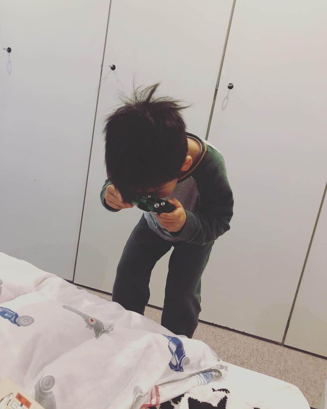 中野美奈子さんのインスタグラム写真 - (中野美奈子Instagram)「メリークリスマス🎄  我が家にもサンタがやってきました！ クッキーとミルクを作って…  翌朝。 カメラが欲しいと言っていた息子には、あえて“写るんです”をプレゼント。 （オモチャ増えちゃうからね）  しかしデジタルじゃない楽しさがあったようで、お布団の車を撮影したり、階段を撮ったり大興奮！  写真やさんで現像したら、ほぼEテレw  でも最後に何故かプレゼントしたキラキラデコレーションの“写るんです”の写真が！  息子びっくり。 なんで？誰が撮った？サンタさんすごーい！と。  写真やさん粋な計らいありがとうございました♡  パズルとサンタの絵本も喜んでくれました。  #クリスマスプレゼント  #サンタクロース  #写るんです #写真 #真実を写すと書いて写真  #元写真部   #５歳  #赤ちゃんのいる生活   #サン活 っていうらしい  #中野美奈子」12月25日 16時59分 - minako_nakano.official