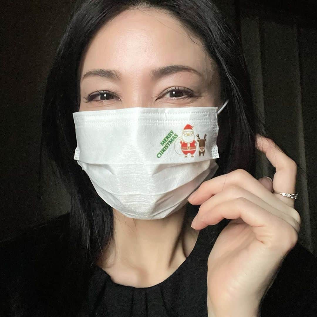 坂村かおるさんのインスタグラム写真 - (坂村かおるInstagram)「Happy Christmas🎄 ・ ・ 寒波が来てるので、冷え込んできましたね⛄️ ・ 皆さん、どうぞ暖かくして聖夜をお過ごしくださいね☺️ ・ ・  いつも「いいね♡」を頂きありがとうございます。 皆様のお言葉に励まされています☺️☺️  #美ST #美魔女 #team美魔女 #クィーンオブ美魔女 #国民的美魔女コンテスト #坂村かおる #トータルビューティーアドバイザー #美しく老いる #美容好きと繋がりたい #コスメ好きと繋がりたい #ファッション好きと繋がりたい #今日のコーデ #お洋服好きと繋がりたい #美魔女が変わる #美意識高い人と繋がりたい #トータルバランス #クリスマス」12月25日 17時14分 - kaoru.sakamura