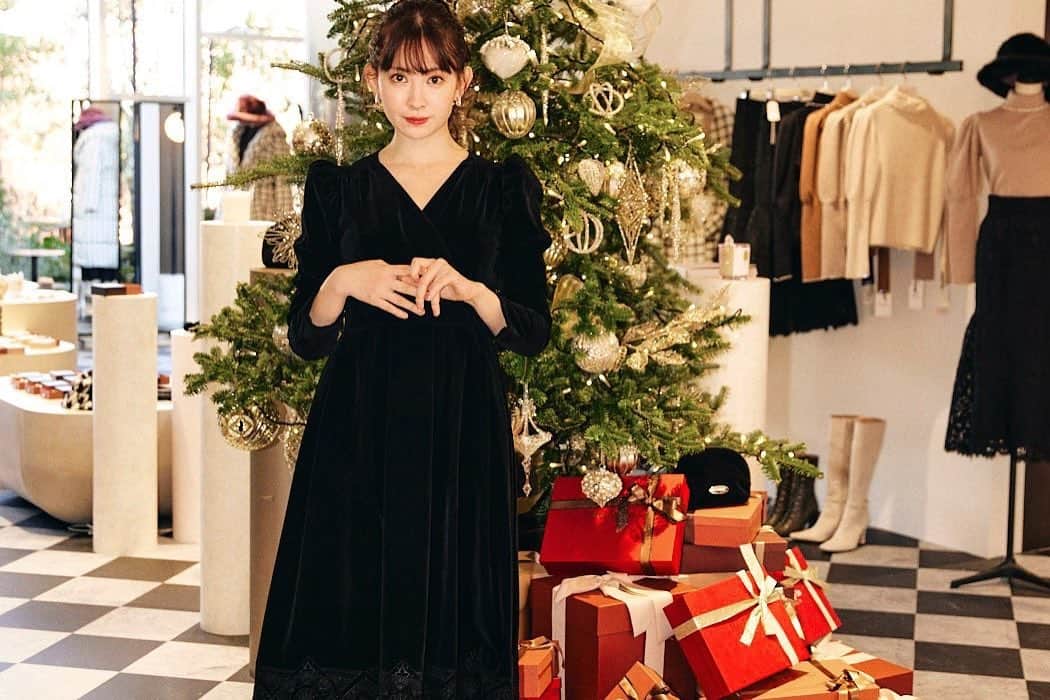 小嶋陽菜さんのインスタグラム写真 - (小嶋陽菜Instagram)「Merry Christmas ☽⋆⸜  みんなはなにしてる？☺️  大切な日にHerliptoのドレスを着てもらえたり、Herliptoカフェの予定を入れてくれたり、私はとっても幸せな気持ちで過ごしています❤️」12月25日 17時15分 - nyanchan22