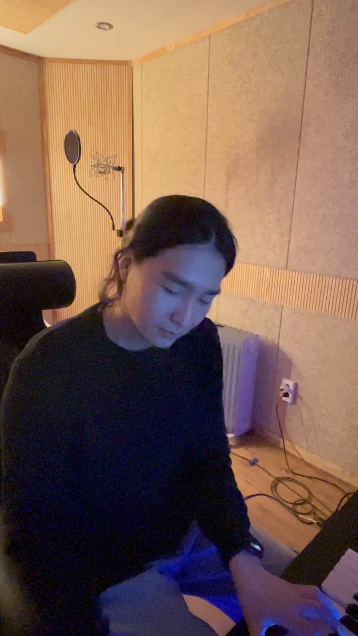 ジス のインスタグラム：「크리스마스 삘받아서 급으로 노래불러봤어요ㅎㅎ 유튜브로 놀러 와요~ 링크는 프로필에 있어요ㅎㅎ」