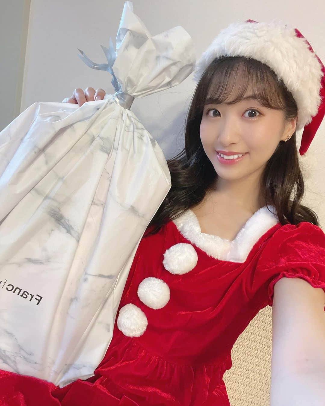 関根ささらさんのインスタグラム写真 - (関根ささらInstagram)「先日、メンバーでクリスマスプレゼント会をしました🎁🎅🏻 . . 私がどんなプレゼントを用意したのか、どんなものをもらったのか、、！事務所のYouTubeチャンネル【FORZA RECORD channel】に動画がアップされてます！ぜひチェックしてね💗🔍 . . #santa #santaclaus #christmas #merrychristmas #merryxmas #メリクリ #メリークリスマス #サンタ #サンタコス #サンタクロース #プレゼント交換 #クリスマス女子会 #女子会」12月25日 17時21分 - sasarasekine