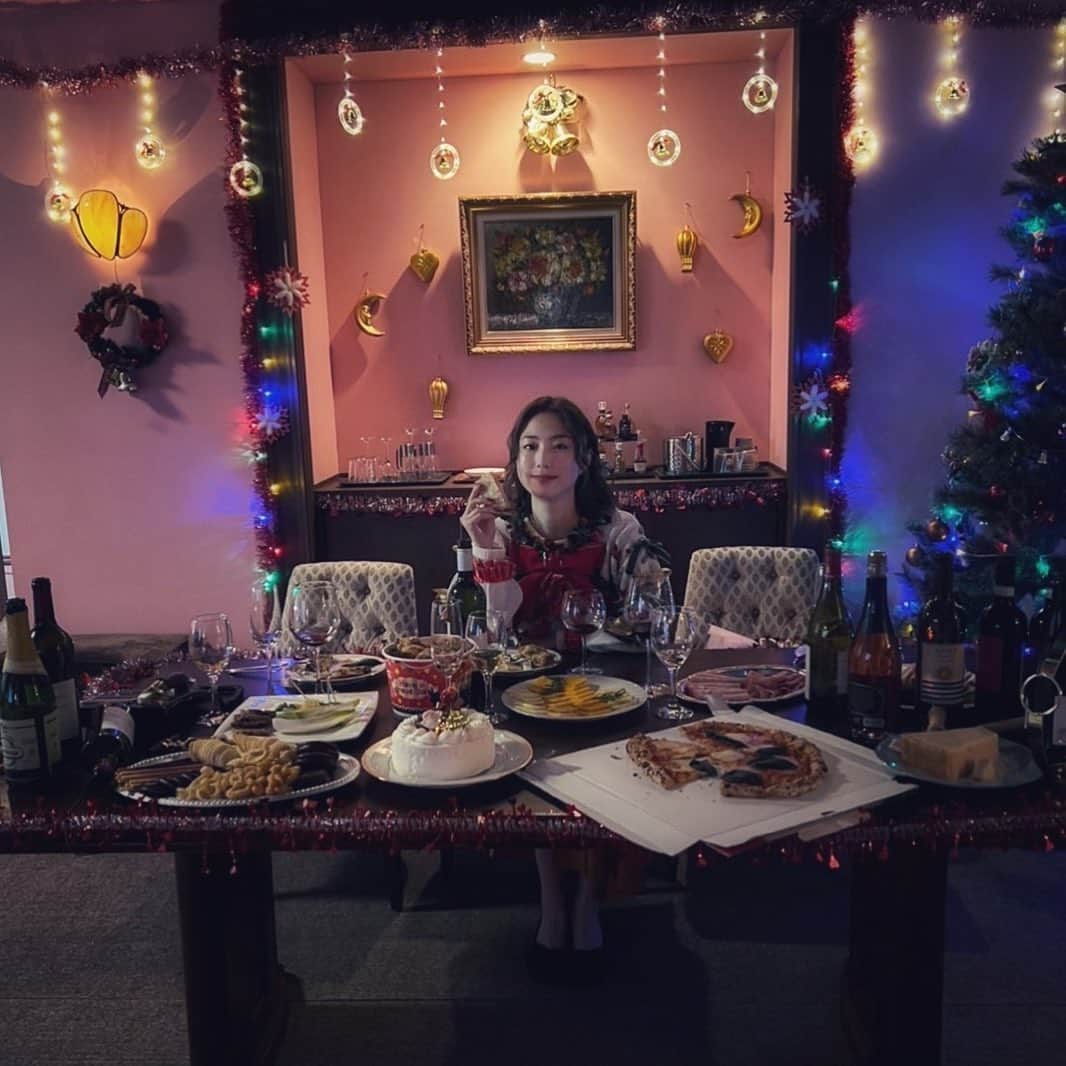 MEGUMIのインスタグラム：「#松本まりか24時間生テレビ  ご飯頂いた皆さまありがとうございました🌲❤️ ドラマはこんな感じで撮影してます🤎 まりかちゃん本当に本当に頑張ってます！ 幸せなクリスマスと共に、そんなまりかちゃんの姿も是非是非ご覧くださいー！ メリークリスマス🌲🌲🤎❤️ @abema_official  @marika_matsumoto」