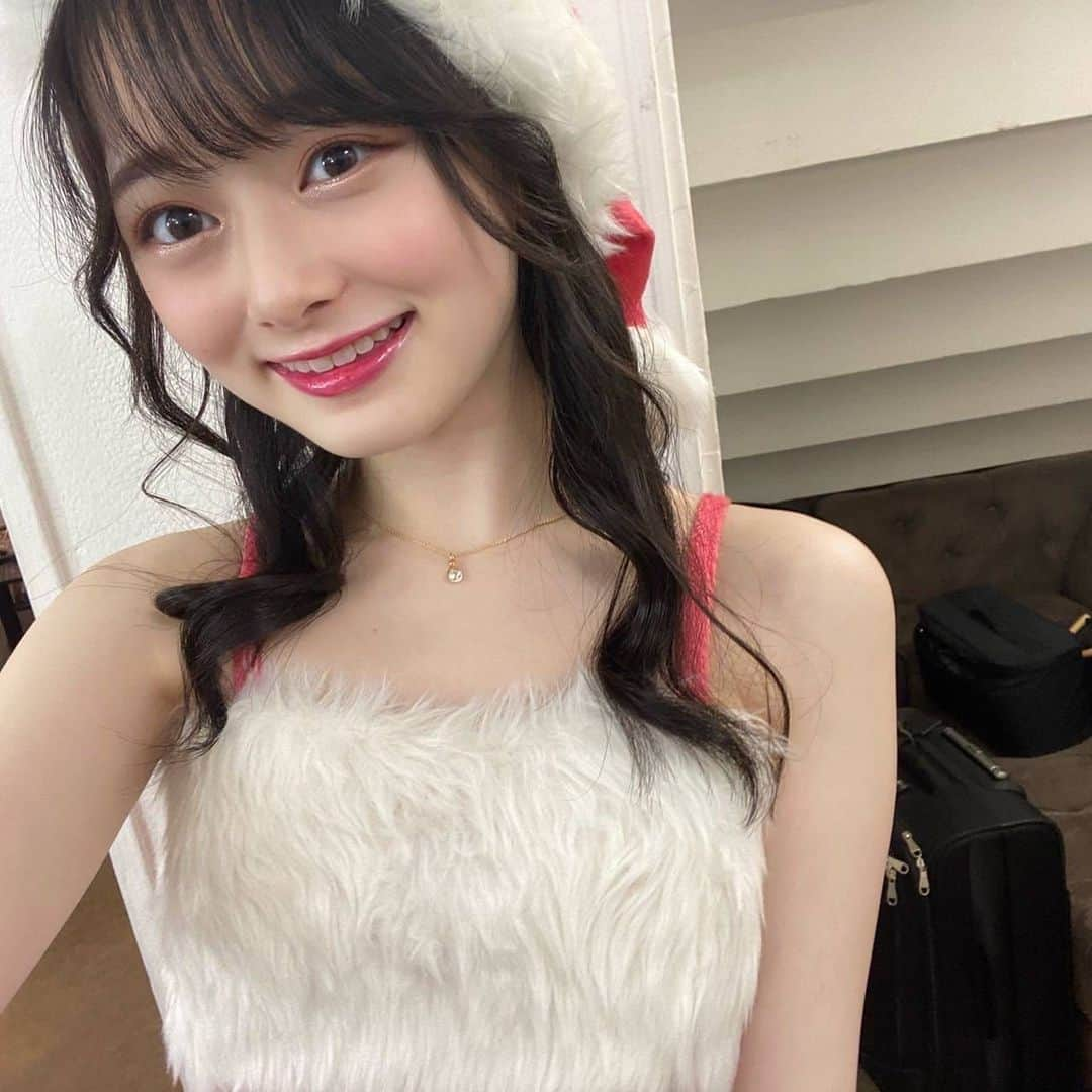 高比良由菜さんのインスタグラム写真 - (高比良由菜Instagram)「・ - ̗̀ 🤍🎄𝑀𝑒𝑟𝑟𝑦 𝐶ℎ𝑟𝑖𝑠𝑡𝑚𝑎𝑠🎄🤍 ̖́-  ゆななサンタだよ‪‪~  今日は撮影でケーキも食べれて幸せだった😚 みんなはケーキたべた？？  Happyな1日になりますように✨  #高比良由菜#ゆなな#nicola#ニコラ#ニコモ#ニコラ1月号発売中#クリスマス」12月25日 17時23分 - yuna_takahira_official