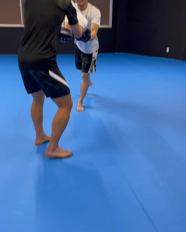 のインスタグラム：「素敵なご縁でRIZIN32にも出場していた前田吉郎さんのジムで練習させてもらいました！ 格闘技大好きやけどやったことないからもう楽しすぎて時間経つのがあっとゆうまでした！  気になる方は長居駅からすぐなので是非行ってみて下さい^_^」
