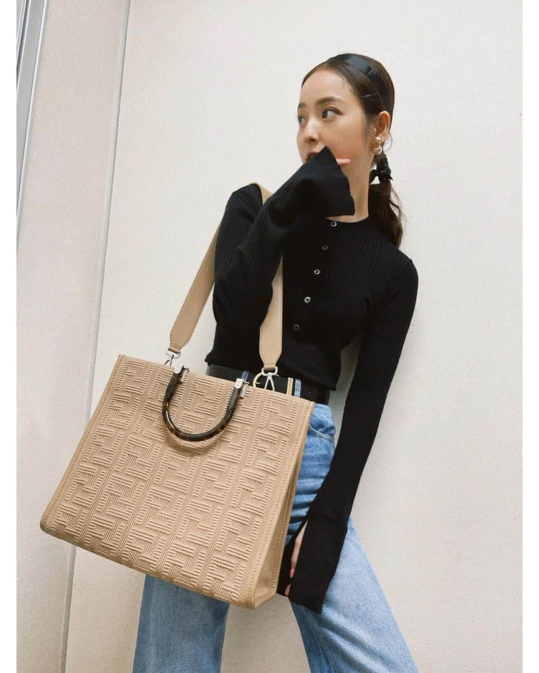 佐々木希さんのインスタグラム写真 - (佐々木希Instagram)「私服。  bag#Fendi knit#ENFOLD denim#PacoRabanne belt#iNtimite」12月25日 17時24分 - nozomisasaki_official