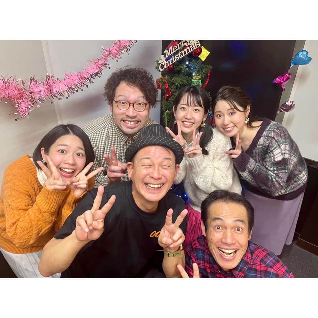 河村綾奈のインスタグラム：「私のクリスマス🎄 目の不自由な方に、音の出る信号機を贈る『ラジオ・チャリティーミュージックソン』特別番組でした。 今年のメインパーソナリティは、横山さんと石橋さん！✨  私が深夜のオークションで出品したのは、一ヶ月かけて完成させた数字油絵（塗り絵）でした。 元々、このオークションのために始めたもの。 入札をしてくださった皆さん、そして落札してくださった方に、心から感謝を申し上げます。 藤江潤士さんの歌声に癒されながら、 深夜のお祭り騒ぎが本当に楽しくて、 毎年、こんなに笑えるクリスマスを過ごせる幸せをしみじみ感じていました。 YouTubeやIRAWでの視聴者がたくさんいてくださった事も とても嬉しかったです。  また、何よりも募金のご協力をいただき、本当にありがとうございました。 皆様からの浄財は全額「音の出る信号機」設置の為に使用させていただきます。 募金につきましては、来年1月31日まで受け付けています。 詳しくはRCCのホームページをご検索ください。 引き続き、どうぞよろしくお願い致します！  それではみなさま、素敵な夜を🌙 メリークリスマス！🤶  #RCCラジオ #まよなか様さま」