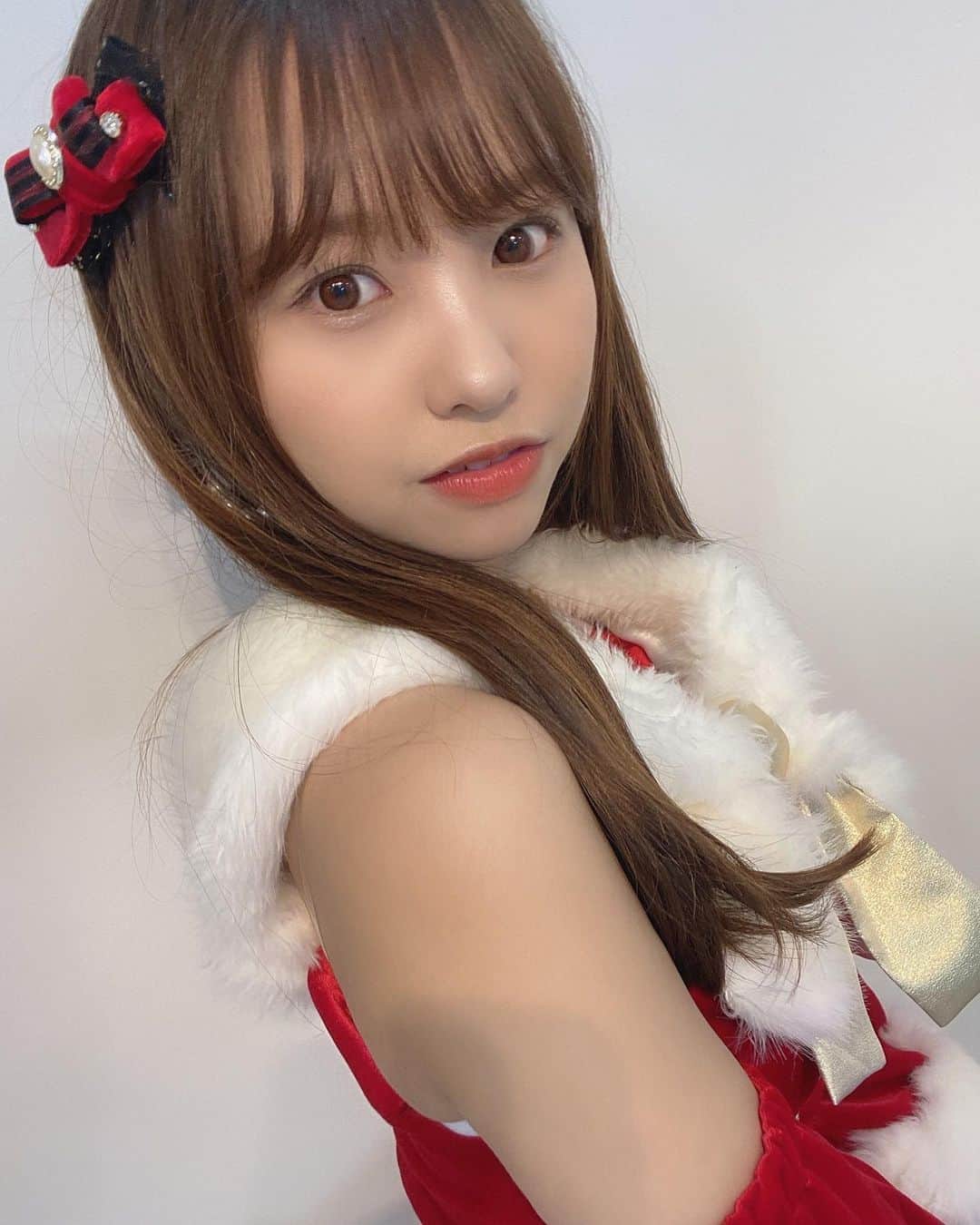 本郷柚巴のインスタグラム：「何が欲しい？🎅🏻  #merryxmas  #メリークリスマス  #サンタ」