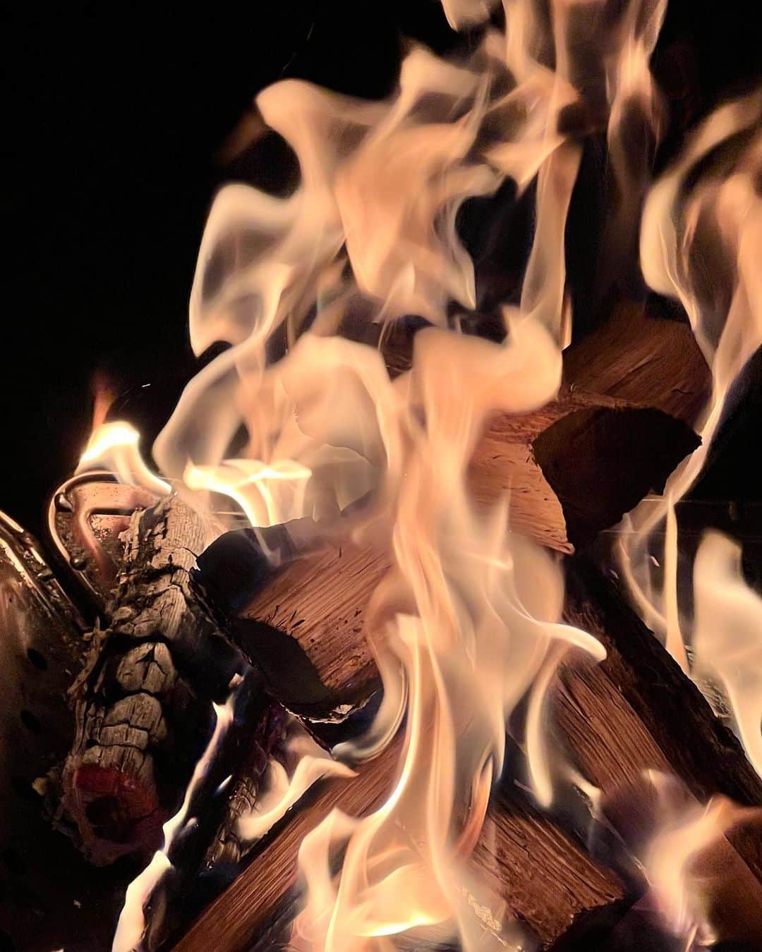 神谷麻美さんのインスタグラム写真 - (神谷麻美Instagram)「🔥❤️‍🔥🔥#焚き火 🔥❤️‍🔥🔥  #落ち着く ～☺️❤️🌈❤️🦋❤️   #癒される 〜❤️‍🔥❤️🐉🥰🐉❤️‍🔥❤️   #merrychristmas2021 💖👼🏻🔔🎄❤️‍🔥💖 ✨♥️🕯𓂂𓈒𓏸 𓂂𓈒𝕄𝕖𝕣𝕣𝕪𝕔𝕙𝕣𝕚𝕤𝕥𝕞𝕒𝕤 𓂂 𓈒𓏸𓈒🕯♥️✨」12月25日 17時33分 - asamice428