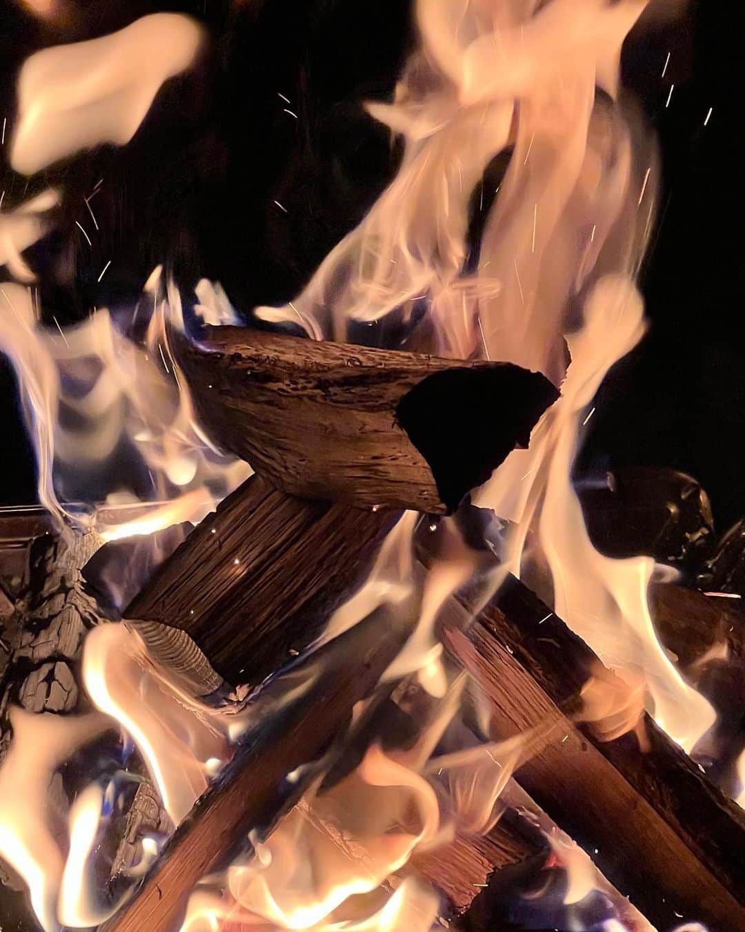 神谷麻美さんのインスタグラム写真 - (神谷麻美Instagram)「🔥❤️‍🔥🔥#焚き火 🔥❤️‍🔥🔥  #落ち着く ～☺️❤️🌈❤️🦋❤️   #癒される 〜❤️‍🔥❤️🐉🥰🐉❤️‍🔥❤️   #merrychristmas2021 💖👼🏻🔔🎄❤️‍🔥💖 ✨♥️🕯𓂂𓈒𓏸 𓂂𓈒𝕄𝕖𝕣𝕣𝕪𝕔𝕙𝕣𝕚𝕤𝕥𝕞𝕒𝕤 𓂂 𓈒𓏸𓈒🕯♥️✨」12月25日 17時33分 - asamice428