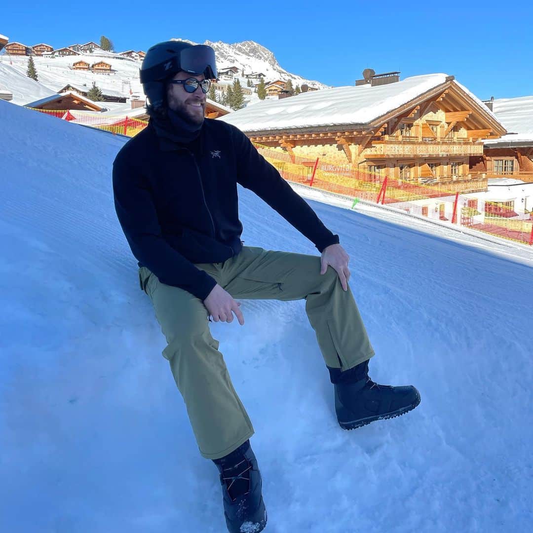 リアム・ヘムズワースのインスタグラム：「Merry Christmas from one mountain shredder to another! 🤙🏂」