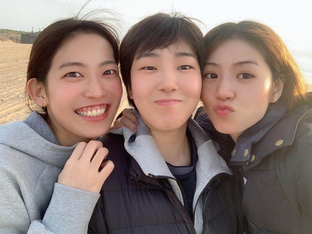 松山奈未のインスタグラム：「Merry Christmas🎄🤍  チームのみんな総合頑張れ😌✊🏻 全試合を応援できる隔離生活最高じゃん😀」