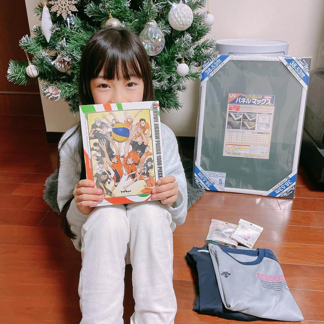 Akiさんのインスタグラム写真 - (AkiInstagram)「12/25 ・ メリークリスマス！🎄 ・ ・ 今年は、24日の夜から ・ Google Santa Tracker サンタを追いかけよう ・ というサイトで ・ サンタさんの位置情報をチェックして ソワソワしながらご就寝🛌 ・ ・ サンタさんの現在地や 飛び回った距離 配ったプレゼントの数が どんどん増えていくのを見て ・ 娘大興奮でした👧🏻 ・ ・ 今年のプレゼントは🎁 ・ ☑︎ハイキューのジグソーパズル ☑︎ジグソーパズルのフレーム ☑︎バレーボールの練習着 ☑︎ハンドメイドキット ・ ・ 1番最初に お菓子と飲み物が無くなってるかどうか チェックしたり ・ プレゼントよりも先に サンタさんからのお手紙をチェックしたり ・ 開けていい？ って毎年必ず聞いてきたり ・ プレゼントを開封後 綺麗に畳み直したり← ・ 美容系YouTuberばりに こっちに見せてくれたり← ・ ・ 昔から変わらない娘の姿に なんだかホッとしたクリスマスでした😌🎄 ・ ・ ・ ・ ・」12月25日 17時51分 - mas_0504