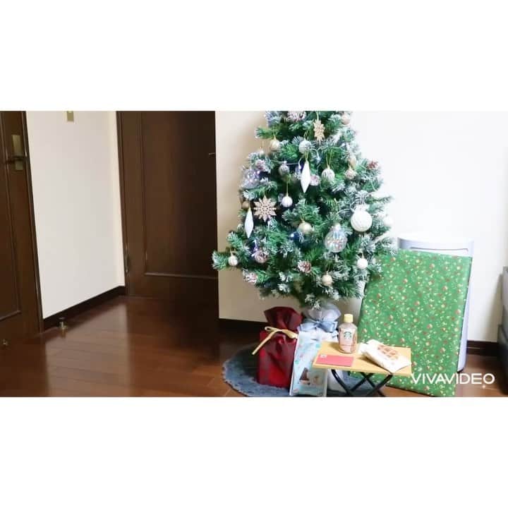 Akiのインスタグラム：「12/25 ・ メリークリスマス！🎄 ・ ・ 今年は、24日の夜から ・ Google Santa Tracker サンタを追いかけよう ・ というサイトで ・ サンタさんの位置情報をチェックして ソワソワしながらご就寝🛌 ・ ・ サンタさんの現在地や 飛び回った距離 配ったプレゼントの数が どんどん増えていくのを見て ・ 娘大興奮でした👧🏻 ・ ・ 今年のプレゼントは🎁 ・ ☑︎ハイキューのジグソーパズル ☑︎ジグソーパズルのフレーム ☑︎バレーボールの練習着 ☑︎ハンドメイドキット ・ ・ 1番最初に お菓子と飲み物が無くなってるかどうか チェックしたり ・ プレゼントよりも先に サンタさんからのお手紙をチェックしたり ・ 開けていい？ って毎年必ず聞いてきたり ・ プレゼントを開封後 綺麗に畳み直したり← ・ 美容系YouTuberばりに こっちに見せてくれたり← ・ ・ 昔から変わらない娘の姿に なんだかホッとしたクリスマスでした😌🎄 ・ ・ ・ ・ ・」