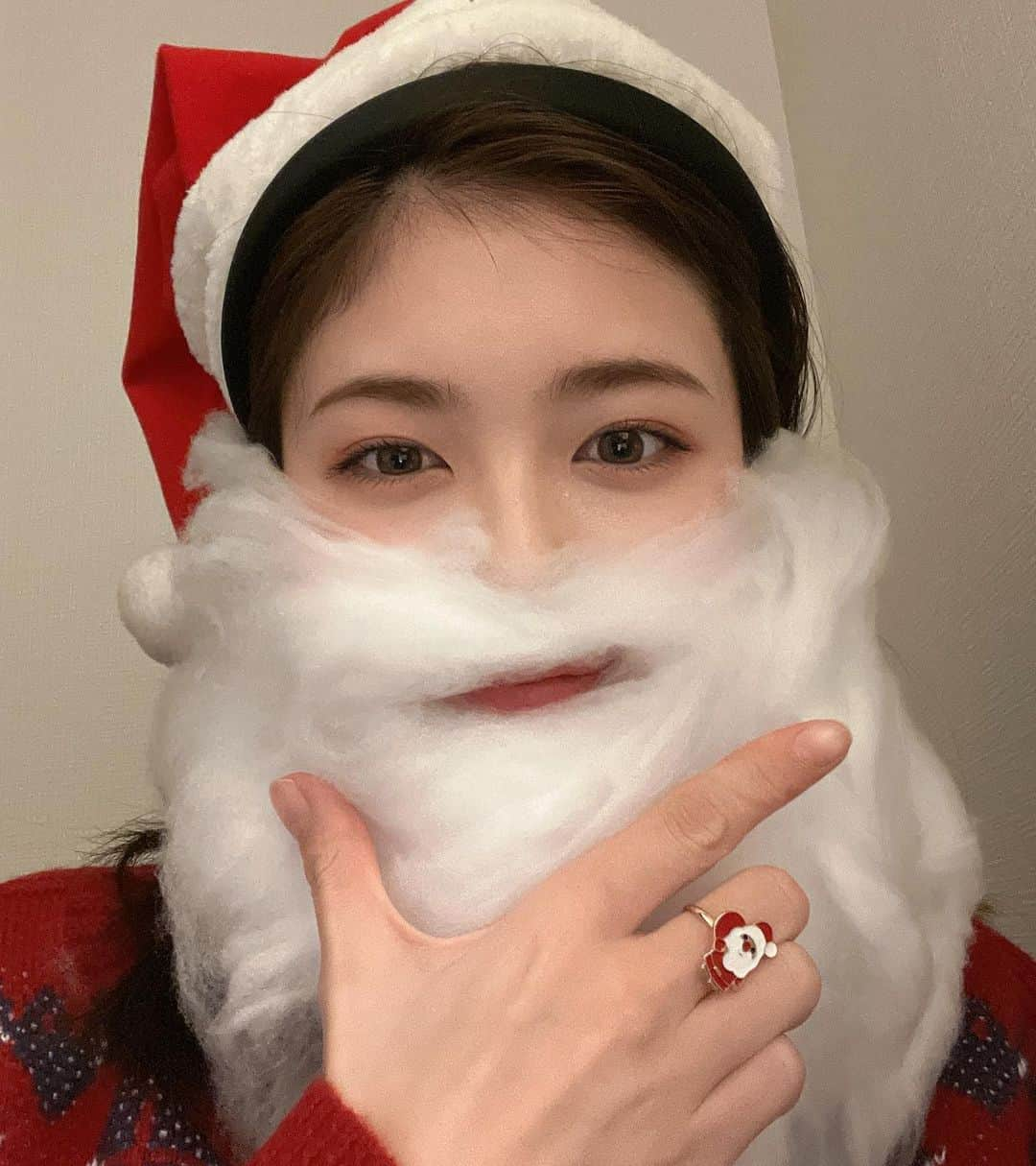 小芝風花さんのインスタグラム写真 - (小芝風花Instagram)「🎄メリークリスマス🎄 どうも、小芝家のサンタです🤶 ママ様は爆笑、妹ちゃんは苦笑いでしたが、プレゼントは喜んでもらえました🎁 皆様にも幸せなクリスマスが訪れますように(｡・・｡)」12月25日 17時56分 - fuka_koshiba_official