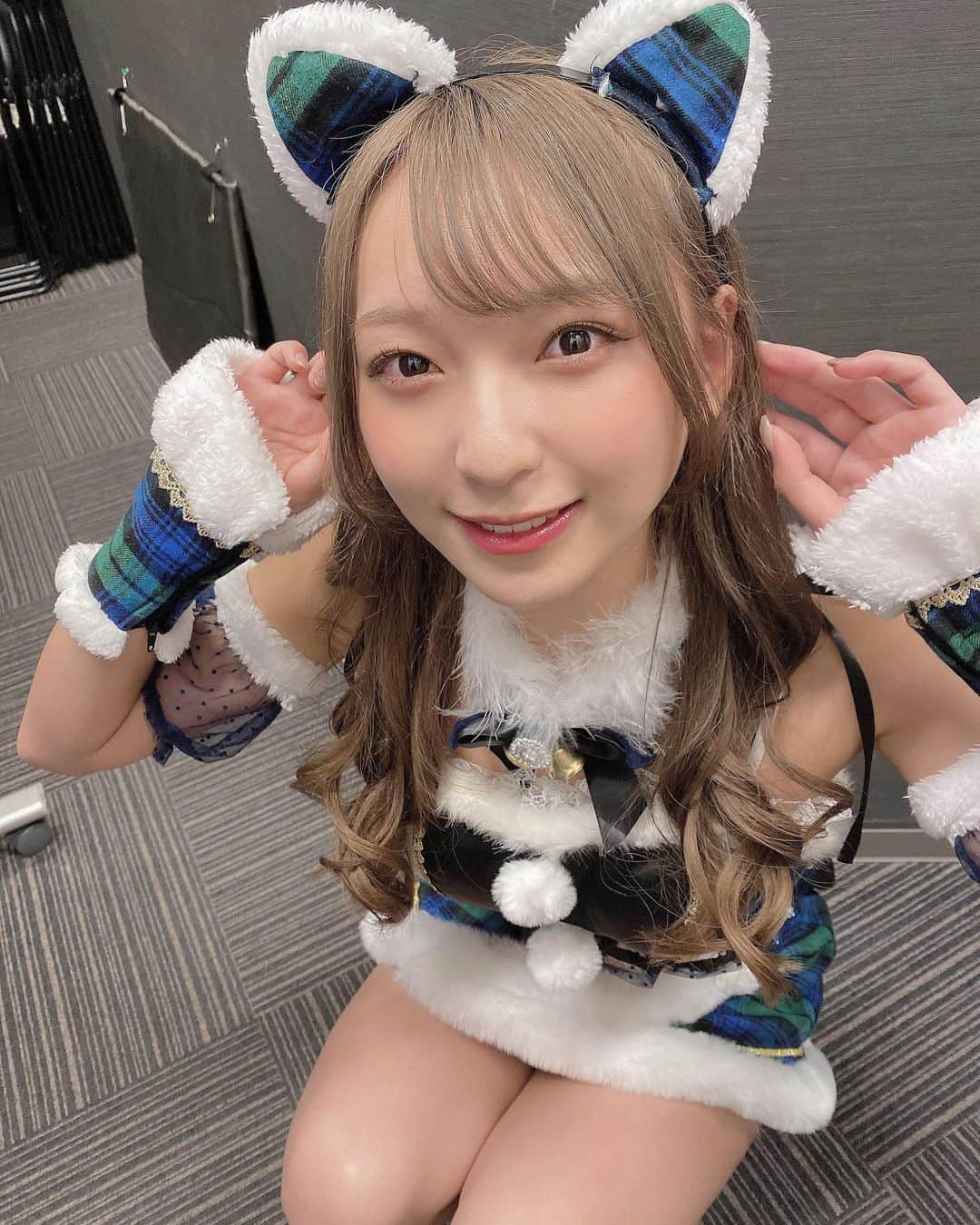 塩川莉世のインスタグラム：「こっちもすき？...💫 . . #コスプレ #こすぷれ #サンタコス #ねこみみ #メリクリ #クリスマスパーティー #コスプレイヤー」