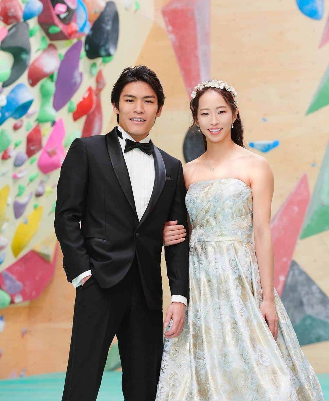 野口啓代のインスタグラム：「To my dearest supporters,  I would like to happily announce that Tomoa and I have recently got married.   After sharing the experience of competing at the Tokyo Olympics, we decided to officially get married.   Throughout our climbing careers we have both strived towards the same goal, we have pushed each other, side by side.    Although I have already retired professionally, together we will overcome any walls that may appear before us.   Please continue to support us through our journey.  Tomoa Narasaki & Akiyo Noguchi  ♡  いつも応援してくださっている皆さまへ  突然のご報告、また私事で大変恐縮ですが、私たち、楢﨑智亜と野口啓代は結婚いたしましたことをご報告させていただきます。   私たち二人の人生において思い出深い大会となった東京五輪開催後に入籍いたしました。  クライミングという同じ世界で同じ目標に向かい、共に切磋琢磨し、歩んできました。これからも二人一緒に成長していきたいという想いが募り、この様な運びとなりました。    私は一線を退きましたが、これからも変わらず、一緒にどんな壁でも乗り越えていければと思います。  まだまだ未熟な二人ですが、皆さま今後とも温かく見守っていただけると幸いです。  楢﨑智亜・野口啓代」